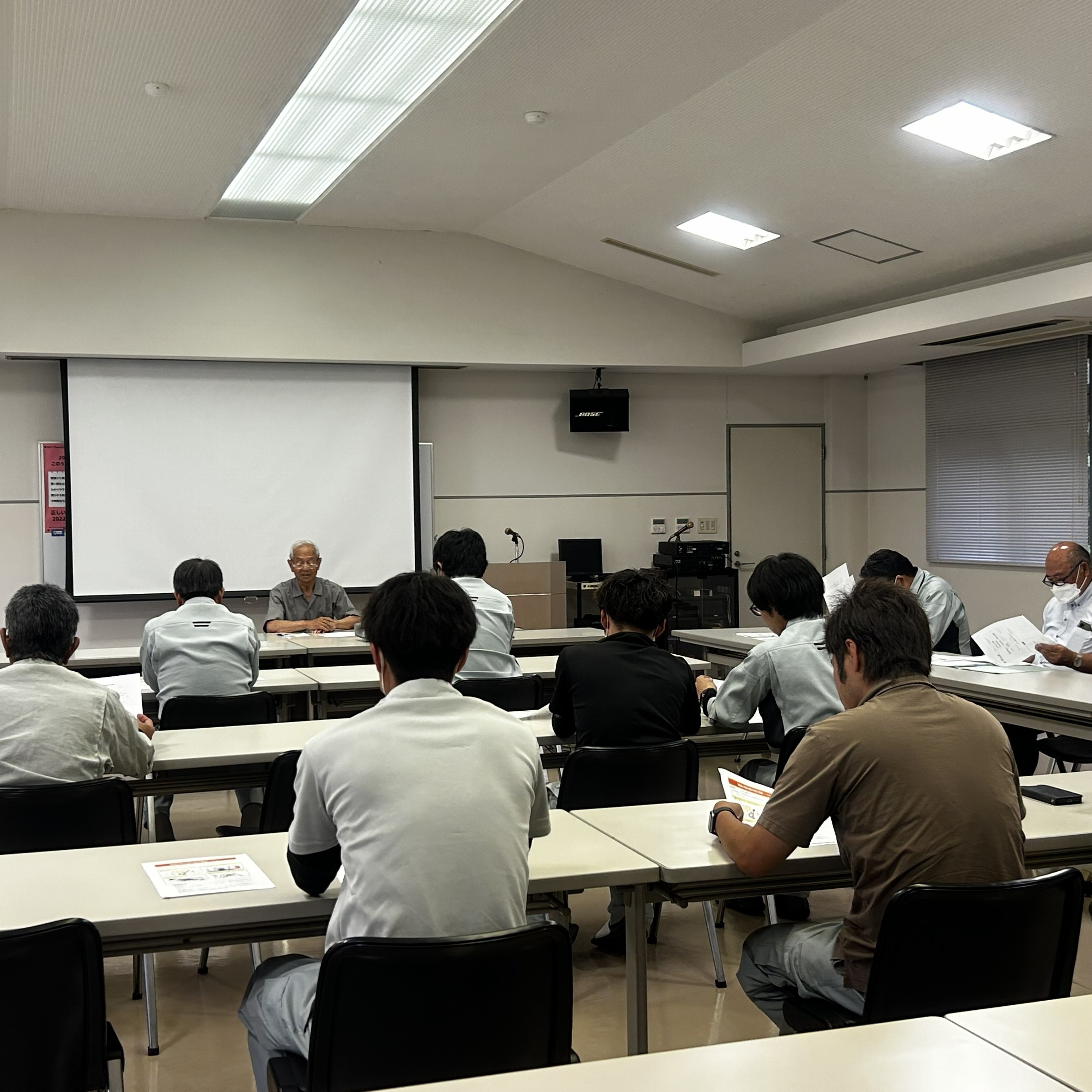 :🗓️
【月に一度の社内ミーティング】
先日社内全体での定例ミーティングを実施しました。
部署を超えて集まり、情報共有や安全面等の課題確認を行います。
#建設業 #栃木県 #宇都宮市 #電気工事 #電気設備工事 #安全第一 #社内ミーティング