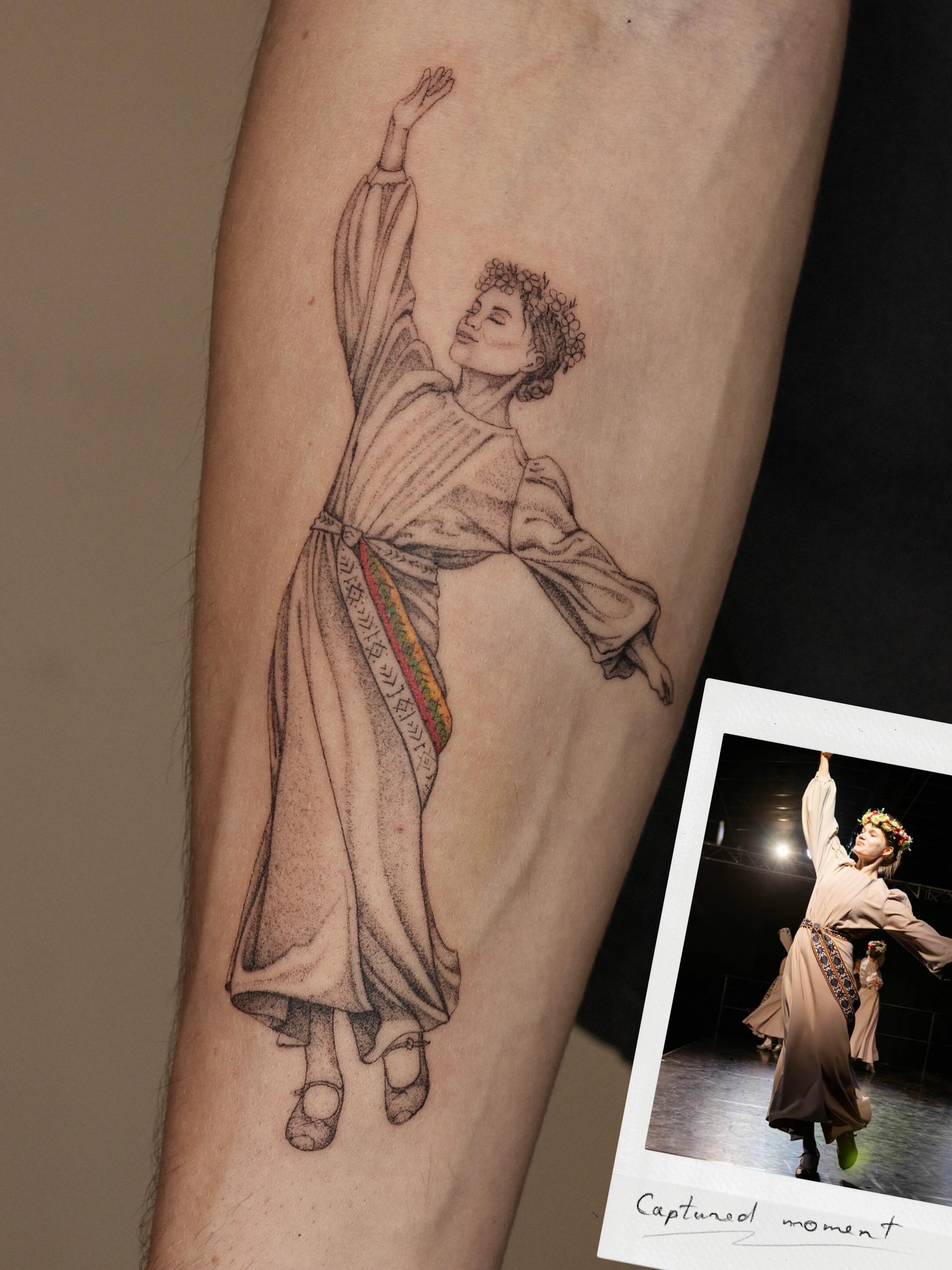 Lietuviškos šaknys, tradicijos ir artimas šeimos ryšys- tai, ką simbolizuoja ši tatuiruotė 🌿
Graži akimirka, kai sesė sukasi ant scenos visada liks įamžinta ant brolio rankos💕
#tattoovilnius #vilniustattoo #lietuva🇱🇹 #microrealism