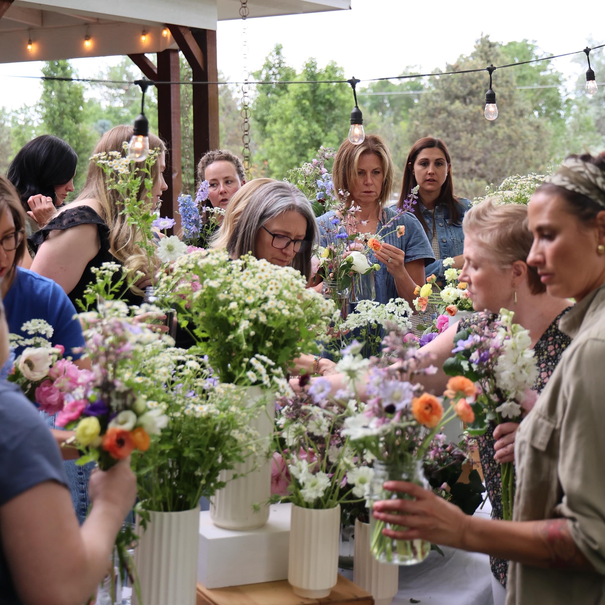 What a great night for our spring Cut Flower Happy Hour event! Finally cooler temps, a great group of people, and beautiful blooms all made for a pretty perfect evening. Thank you to everyone who came out to experience the farm and share your evening with us! 💕
📸: @mollyslupikartanddesign