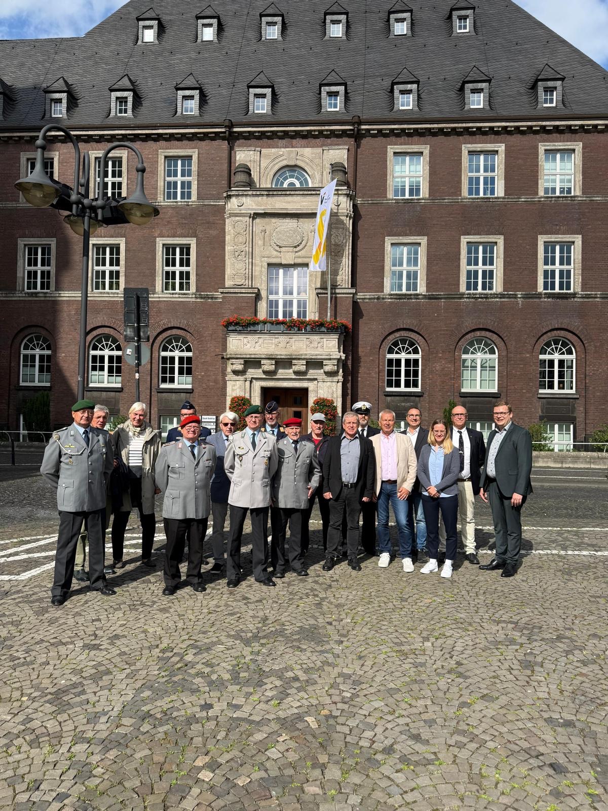 📍 Gestern in Bottrop:
Ein herzliches Willkommen den Veteranen im Rathaus in Bottrop - danke, dass Sie sich auf den Weg in den Ratssaal gemacht haben! 🪖