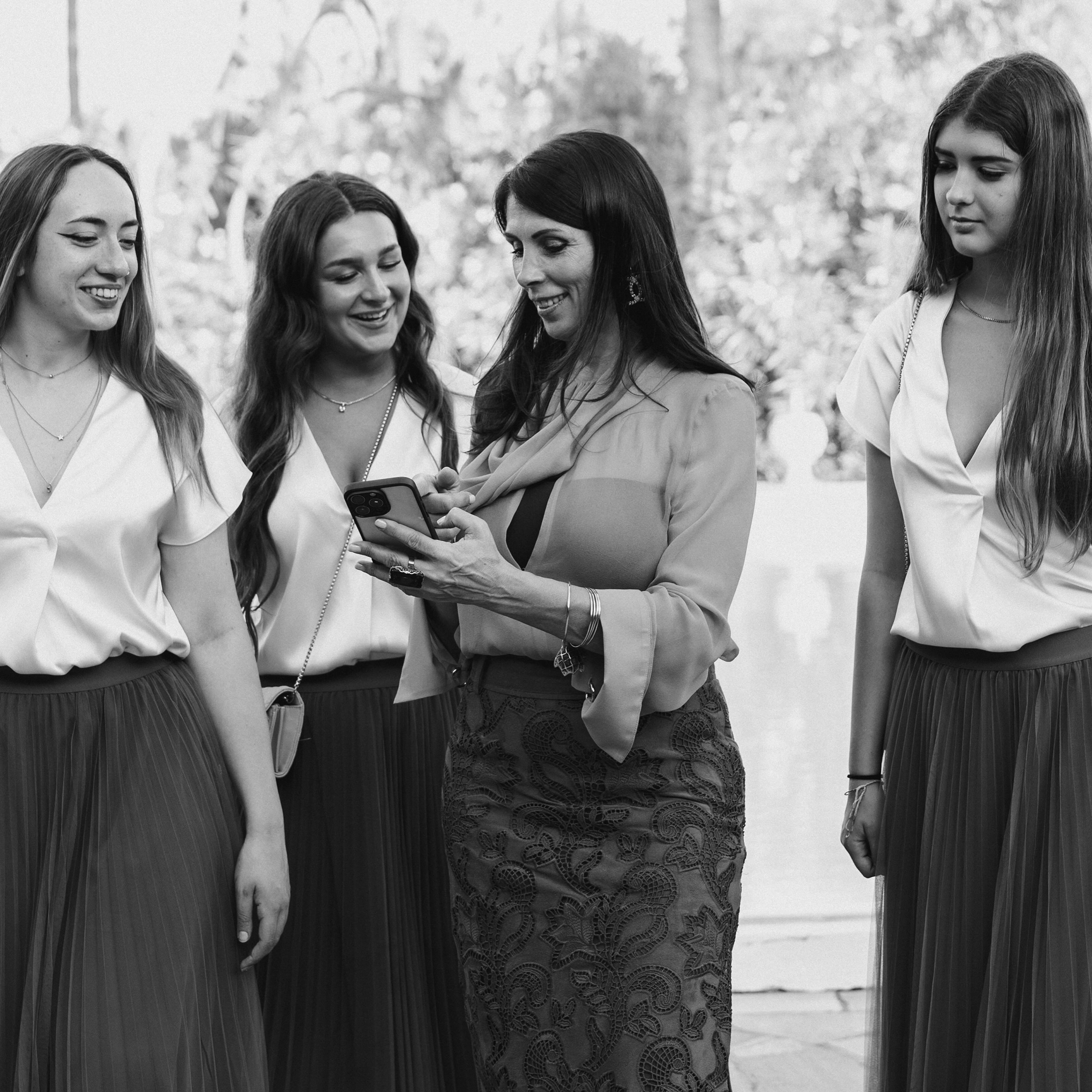 Quando si pensa a un matrimonio, spesso si vede solo il risultato finale: la sposa emozionata, gli allestimenti perfetti, gli invitati sorridenti. Ma dietro quella giornata ci sono mesi di lavoro, coordinamento, imprevisti da risolvere e tante persone che collaborano affinché tutto funzioni.
Come wedding planner, il mio compito non è solo organizzare un evento, ma costruire una squadra di professionisti affidabili: fioristi, fotografi, catering, musicisti, allestitori e molti altri. Ognuno ha un ruolo fondamentale e il successo di un matrimonio dipende dall’impegno e dalla professionalità di tutti.
Spesso chi guarda dall’esterno pensa che sia tutto semplice. In realtà, dietro ogni dettaglio c’è una scelta, dietro ogni tempistica c’è una pianificazione, e dietro ogni momento perfetto c’è un team che lavora con passione.
Per questo credo che un matrimonio non sia il lavoro di una sola persona, ma il risultato di una collaborazione fatta di fiducia, rispetto e competenza. Quando si scelgono i fornitori giusti, tutto diventa possibile. Quando manca questa sintonia, anche il dettaglio più piccolo può diventare una difficoltà.
Oggi voglio ringraziare tutti i professionisti che ogni giorno lavorano dietro le quinte. Perché la magia che gli sposi vivono è il frutto del lavoro di una squadra straordinaria.
#solocosebelle #matrimonio #weddingday #workinprogress #work