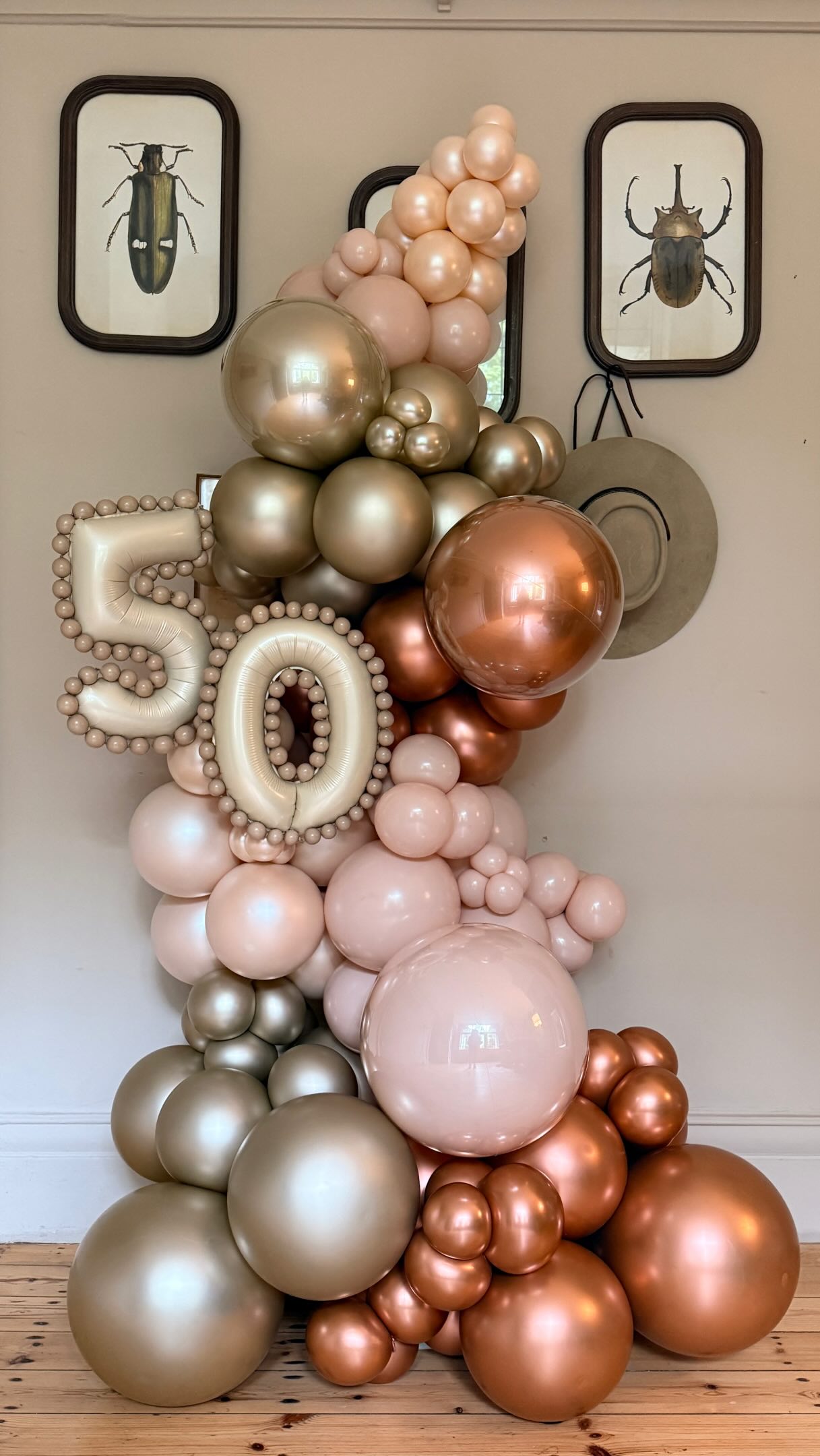Creating a sculpted mini balloon garland takes patience and practice. In the end they are worth it because you can take them with you. Also, what do you think of these colours! 🤩
Kalisan Copper, Sempertex Silk Gold Dust, Tuftex Cameo and Qualatex Blush inside Sempertex Satin Pearl
@kalisanuk @sempertex @tuftexballoons @qualatex @balloonmarket.uk
#miniballoongarland #balloongarland #copperballoons #birthdayballoons
