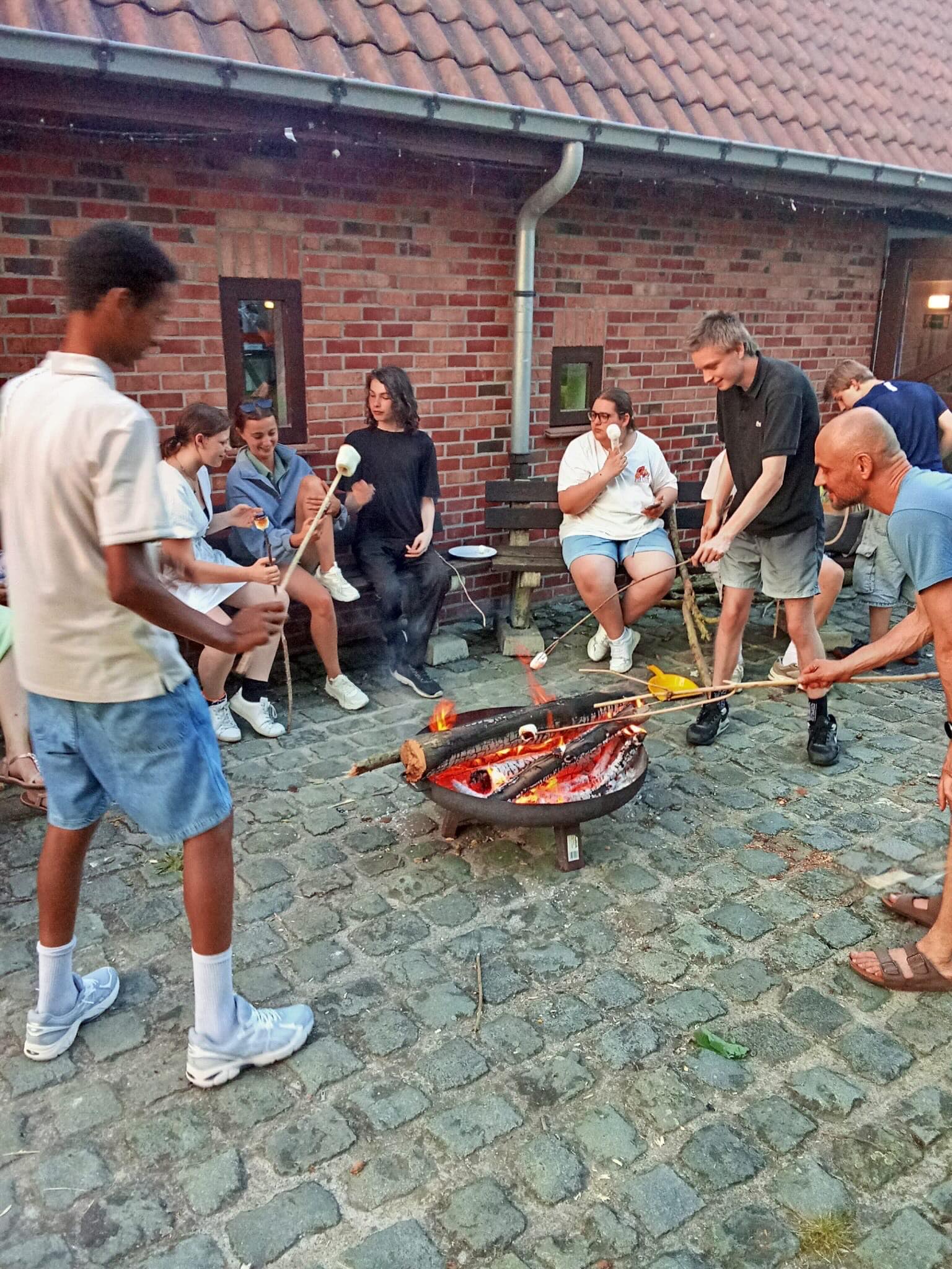 De leerlingen van de tweede graad OV4 trokken op meerdaagse studiereis en beleefden samen een fantastische tijd! Van ravotten in het WOW Park en marshmallows roosteren rond het kampvuur tot samen koken en genieten van het mooie weer. πΏπ₯π΄
Veel plezier, mooie herinneringen en fijne momenten samen. π€©