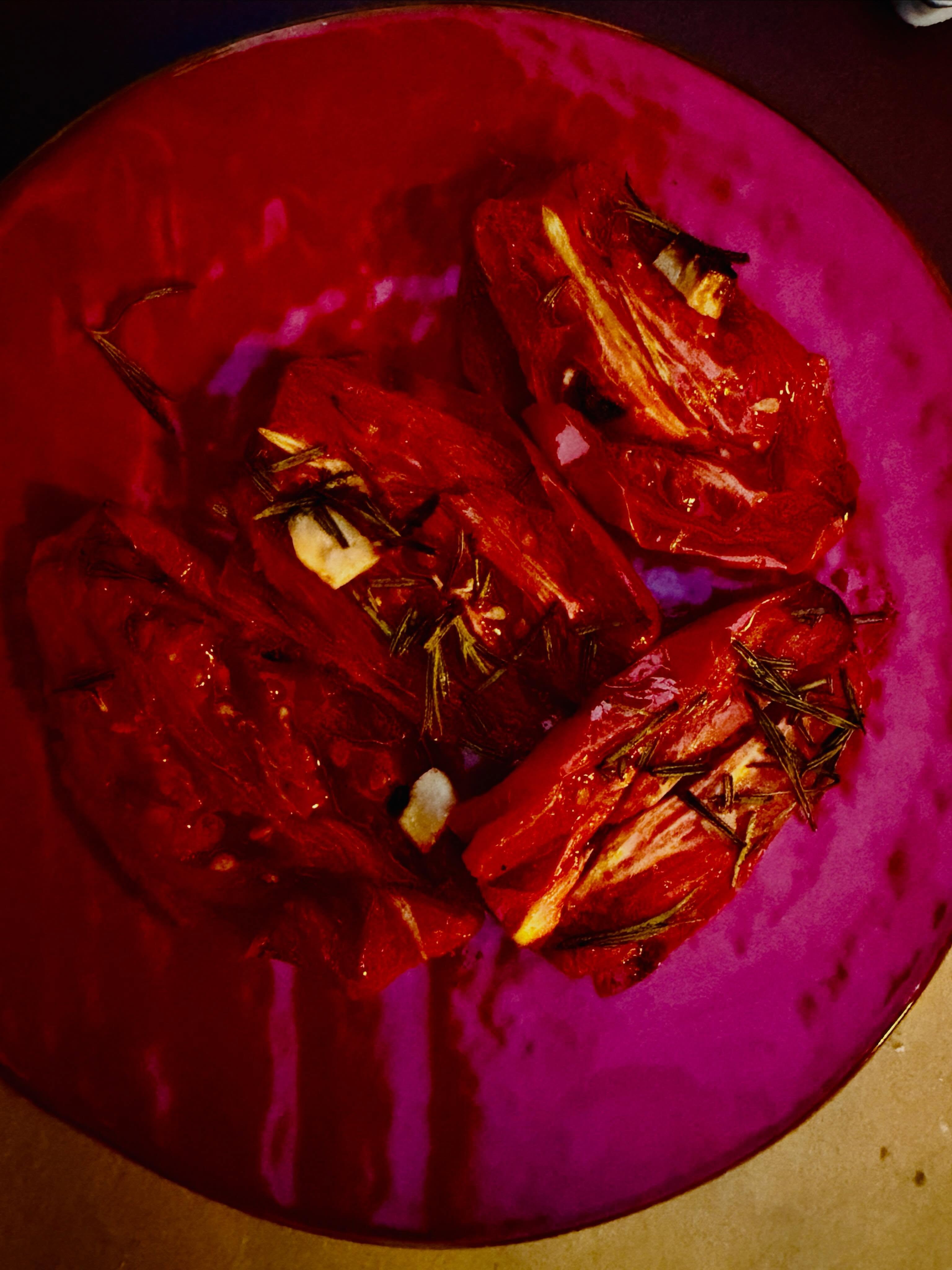 Life on the hill.
Dinner at LU Ministru.
So simple. No tricks. Just nature whispering to you. Sun-ripened tomes roasted for a few minutes in the oven.
A few dried herbs and a splash of extra virgin olive oil in an alley in the beautiful village of Servigliano. That’s all you need to be happy