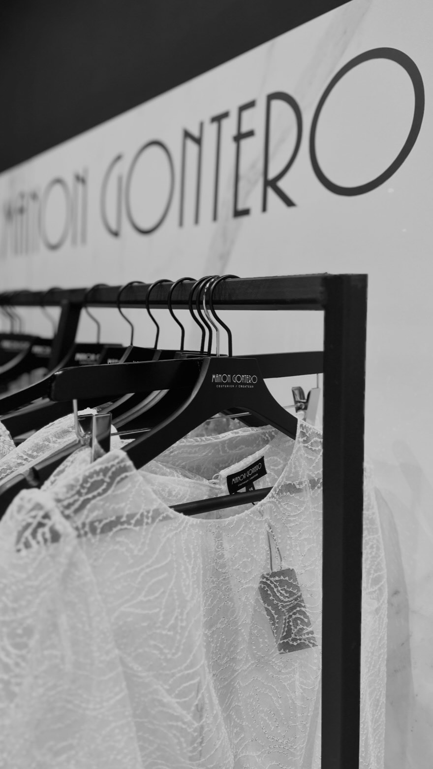 Tu penses peut-être savoir exactement ce que tu veux.
Et pourtant…
Voici 5 choses que les futures mariées découvrent souvent lors de leur premier essayage :
✨ La robe dont tu rêvais n’est pas toujours celle que tu choisis.
✨ Une robe peut complètement te surprendre une fois portée.
✨ Les photos ne remplacent jamais un essayage.
✨ Ton regard sur ton corps change souvent pendant les rendez-vous.
✨ Le plus important n’est pas ce que tu vois dans le miroir mais ce que tu ressens.
C’est d’ailleurs pour cette raison que j’encourage toujours les futures mariées à essayer différents styles.
Parfois, le coup de cœur arrive là où on ne l’attendait pas.
____
Modèle @capucine.blc
____
Je suis Manon, créatrice de robes de mariée sur mesure.
Je t’accompagne personnellement du premier rendez-vous jusqu’à la livraison de ta robe.
📩 Les rendez-vous se remplissent rapidement pour les mariages 2027.
Réserve le tien dès maintenant en cliquant sur le lien en bio 🔗