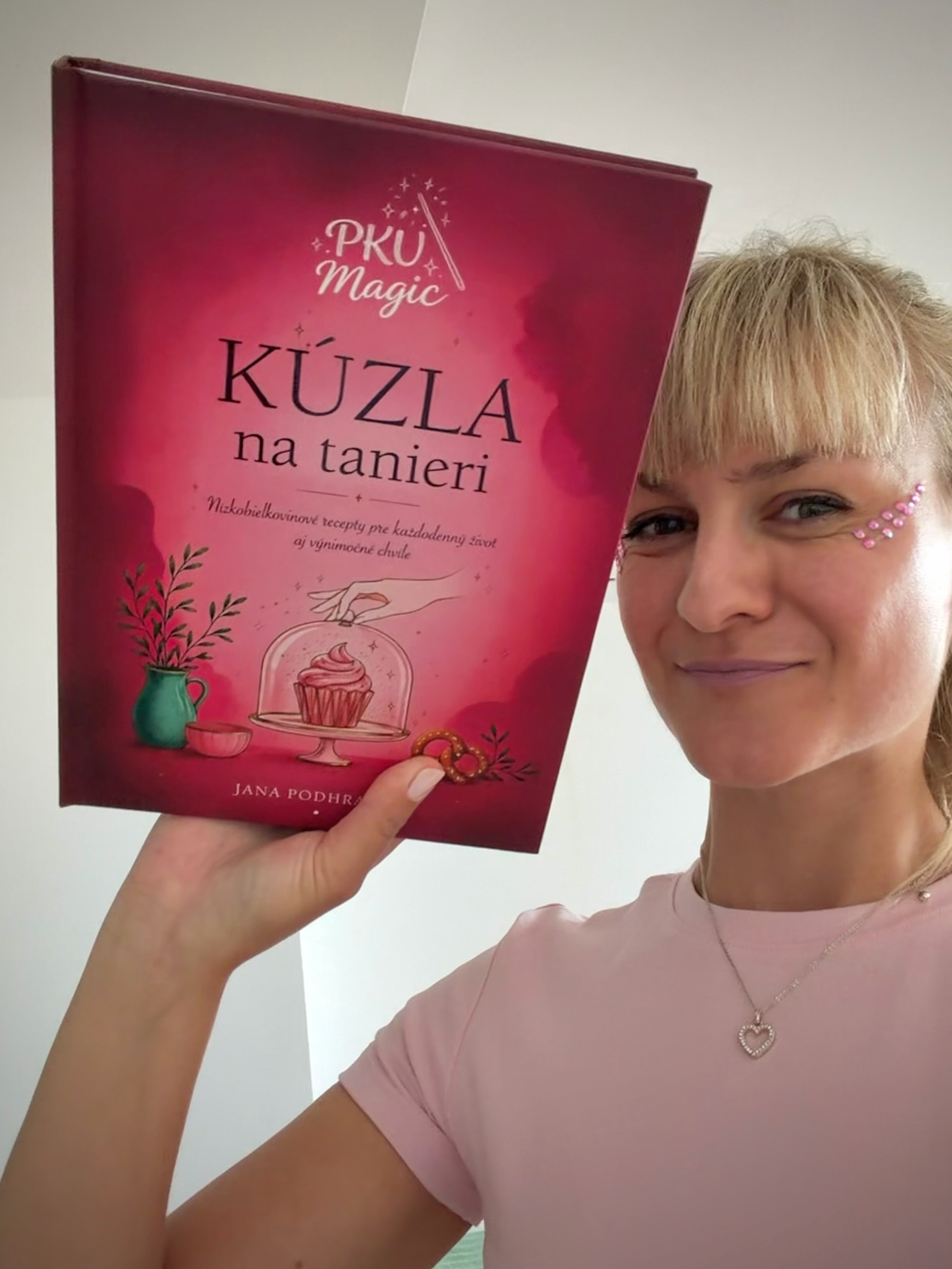 ✨ 📖Je to vonku. 📖✨
Počas víkendu na Zemplínskej šírave sme oficiálne pokrstili knihu PKU Magic - Kúzla na tanieri. 📖💕
Po prvýkrát som ju držala v rukách.
Po prvýkrát som ju videla listovať pacientov a rodičov.
Po prvýkrát som podpisovala venovania.
A niekde medzi tým všetkým mi došlo, že je to naozaj skutočné.
Počas víkendu som mala možnosť predstaviť celý projekt PKU Magic a porozprávať náš príbeh, ktorý stál pri jeho zrode. 💖
Spoločne sme si vyskúšali aj recepty z knihy a bolo úžasné ochutnávať ich spolu. Ochutnávali sme olivové špirály, škoricové srdiečka aj slané a sladké dobroty z lístkového cesta. ✨
Pripravila som aj svieži letný dezert, stretla množstvo úžasných rodín, pacientov a priateľov a večer sme tento nezabudnuteľný víkend zavŕšili samotným krstom knihy. 📖✨
Obrovské poďakovanie patrí našej Majke @maria.manikova za organizáciu tohto nádherného pobytu , @lubcus a firme @vitaflovitaflo , že mi vystrojili taký parádny krst, a všetkým firmám a ľuďom, ktorí sa podieľali na tom, aby bol tento víkend taký výnimočný. 💕
Ďakujem za všetky úsmevy, objatia, milé slová a nádhernú atmosféru.