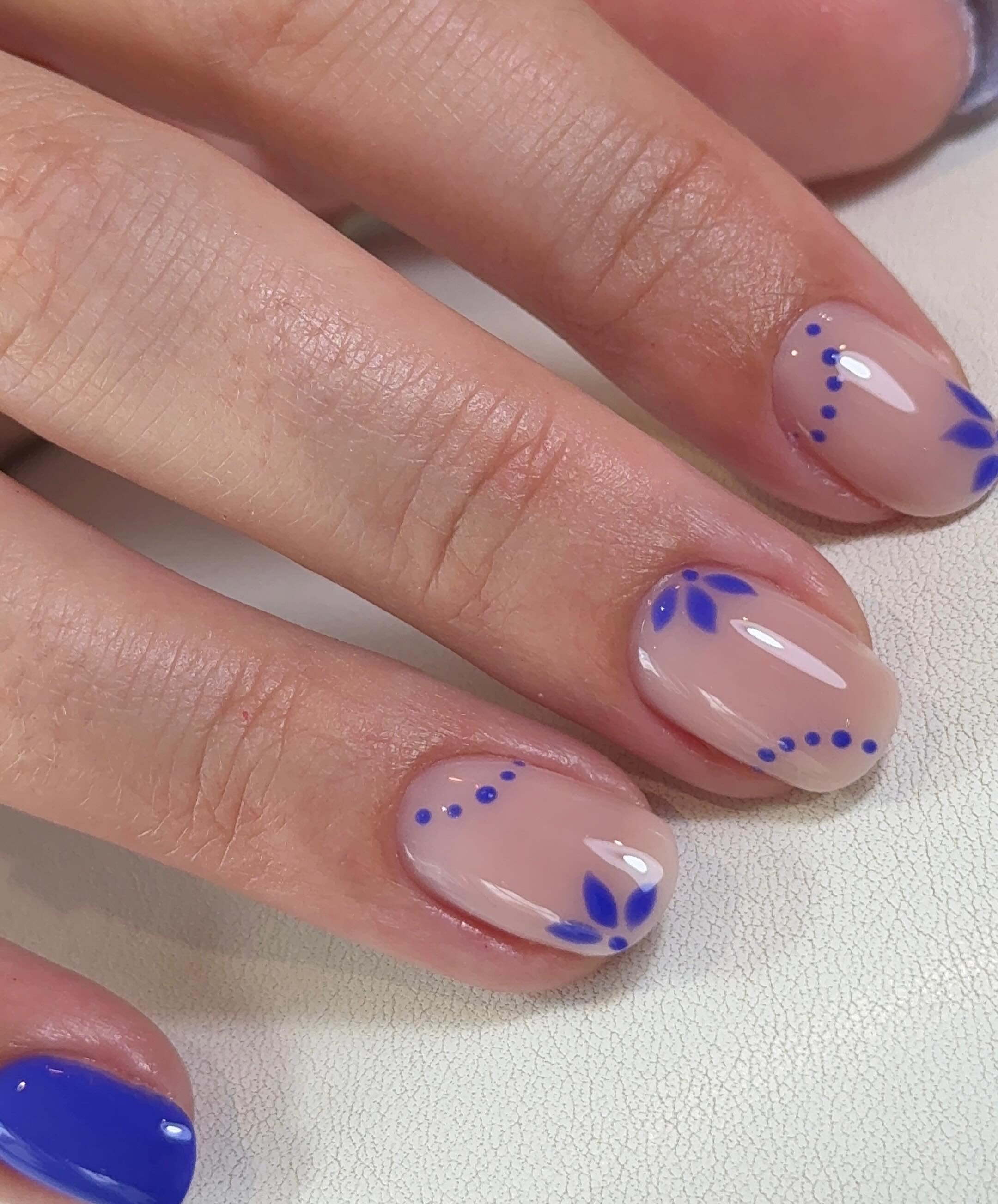 Fibre base is one of the most underrated products in the nail industry… and I’m here to tell you I’m obsessed with it.
For some reason, fibre base doesn’t get talked about nearly as much as builder gel, but honestly? It deserves so much more attention.
It’s become one of my favourite products to reach for when I need something lightweight, strong and incredibly versatile.
What I love most is that it gives me the flexibility of a base coat with a little extra strength thanks to the added fibres within the product.
Perfect for natural nails, clients wanting a lightweight enhancement, shorter lengths, adding strength without bulk and when used correctly as part of the right system, the retention can be incredible.
Like every product, it’s not a one-size-fits-all solution and it won’t be suitable for every client. Product selection should always come down to the individual’s nails, lifestyle and needs.
But if you’re sleeping on fibre base, consider this your sign to give it another look 👀
Because sometimes the most underrated products end up becoming your favourites.
Anyone else a fibre base fan?
Using @kineticsnailsglobal fibre base in classic nude
#fibrebase #nailtech #gelnails #naileducation