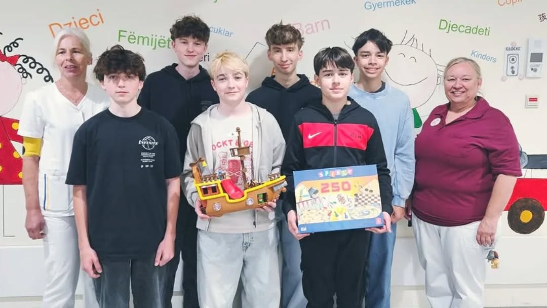 @lkamstetten Schülerprojekt mit Herz: Freude und Spiel für junge Patientinnen und Patienten💕
Im Rahmen des Schulprojekts „Frei Day“ besuchten engagierte Schüler der Privaten Mittelschule Amstetten (PMS Amstetten) die Kinderstation des Landesklinikums Amstetten. Ziel ihres Projekts war es, den jungen Patientinnen und Patienten ein wenig Abwechslung und Freude in ihren Krankenhausalltag zu bringen.
#freiday #lkamstetten #pmsamstetten #mittelschuleamstetten
@private.mittelschule.amstetten