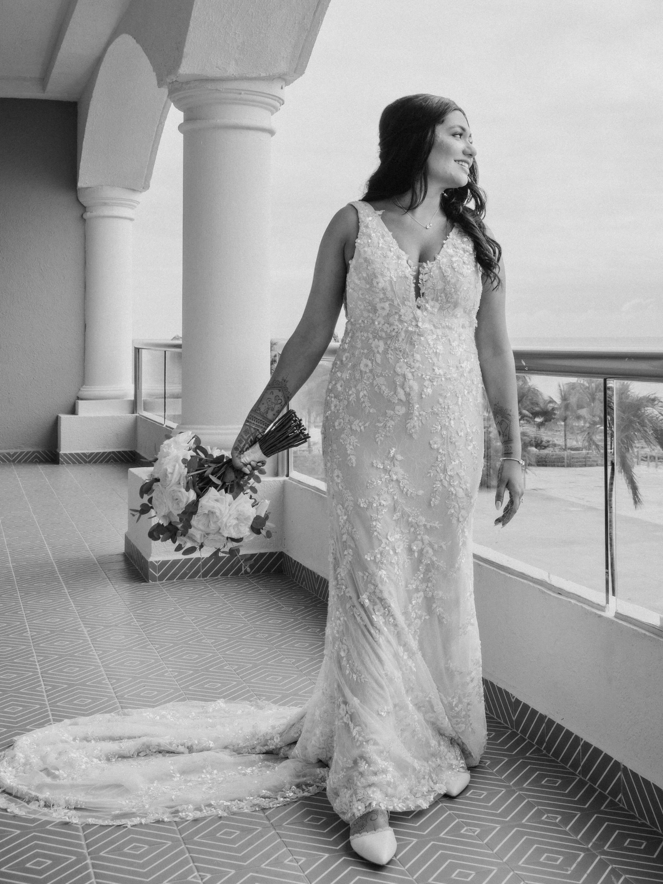 Stunning bride Jessica 👰🏻♀️💍✨
The day had many beautiful parts, but this was hers.
Jessica & Anoop - @jjoseph325 @ajjoseph97
Photo & Video: @ruiz.films
Wedding Planner: @amorem.weddings
Drapes: @jjdrapes
MUA: @alexcorbanezi
Flowers: @kndy.flowers
Deco: @zunigadecocancun
DJ: @djindo
AV: @inspiremexico
#RuizFilms #LuxuryBride #bridegettingready #SouthAsianWedding #weddingeditorial