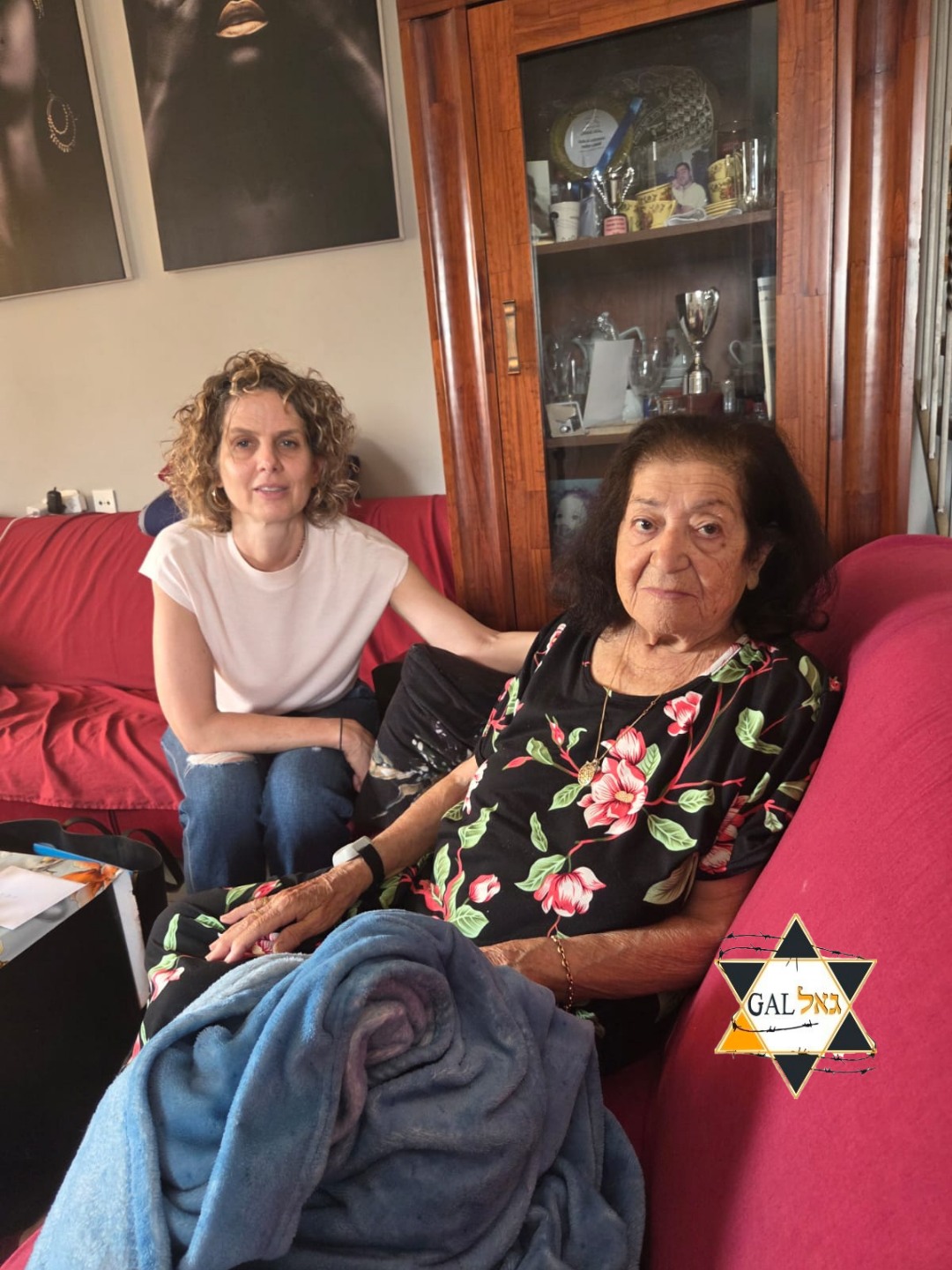 💙 On continue chaque jour nos distributions auprès des rescapés de la Shoah.
Nous avons eu l’honneur de rendre visite à des survivants à Ramla et Rehovot, et nous poursuivrons très prochainement nos actions à Jérusalem, Tel Aviv, Ashdod et dans d’autres villes d’Israël.
En parallèle, nous aidons également plusieurs rescapés confrontés à des réparations urgentes dans leur logement, afin de leur offrir des conditions de vie plus dignes et sécurisées.
Chaque visite, chaque colis, chaque aide compte.
Parce qu’ils ne doivent jamais être oubliés. ❤️
🙏 Aidez-nous à continuer ces actions essentielles.
🌐 amutagal.com
#AmutaGAL #ShoahSurvivors #Chavouot #Solidarité #Israël #Mémoire #AideAuxSurvivants