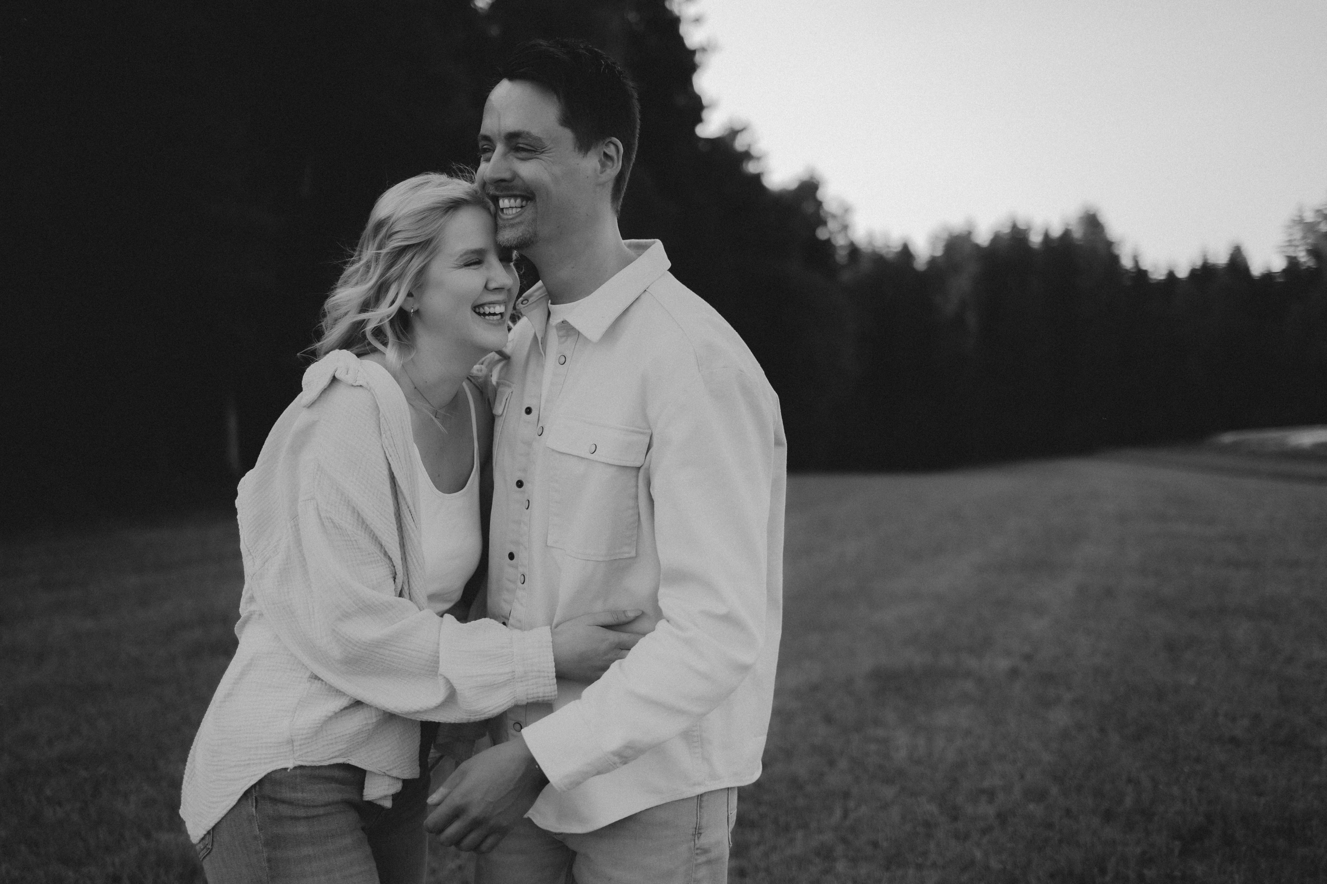 Es gibt Begegnungen, die bleiben.
Dieses Kennenlernshooting war für mich etwas ganz Besonderes, denn ich durfte zwei Menschen fotografieren, die selbst als Hochzeitsfotografen unzählige Liebesgeschichten begleiten. Umso mehr hat es mich berührt, ihre eigene tiefe Verbundenheit und die stillen Momente zwischen ihnen festhalten zu dürfen.
Danke für euer Vertrauen. Für euer Sein & für diese Bilder voller Echtheit, Nähe und Gefühl. ✨🖤