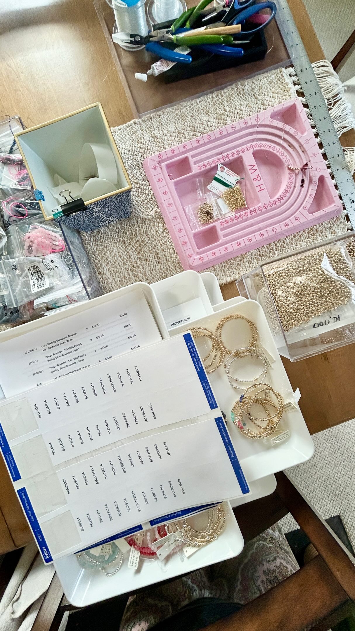 Plenty of goodies headed to the Cape this week! Make sure you make a stop at @chathamclothingbar to try on a new STACK!✨
Woman-owned | New England-made | Happy-making jewelry
#fairewholesale #jewelrydesigner #wholesalejewelry