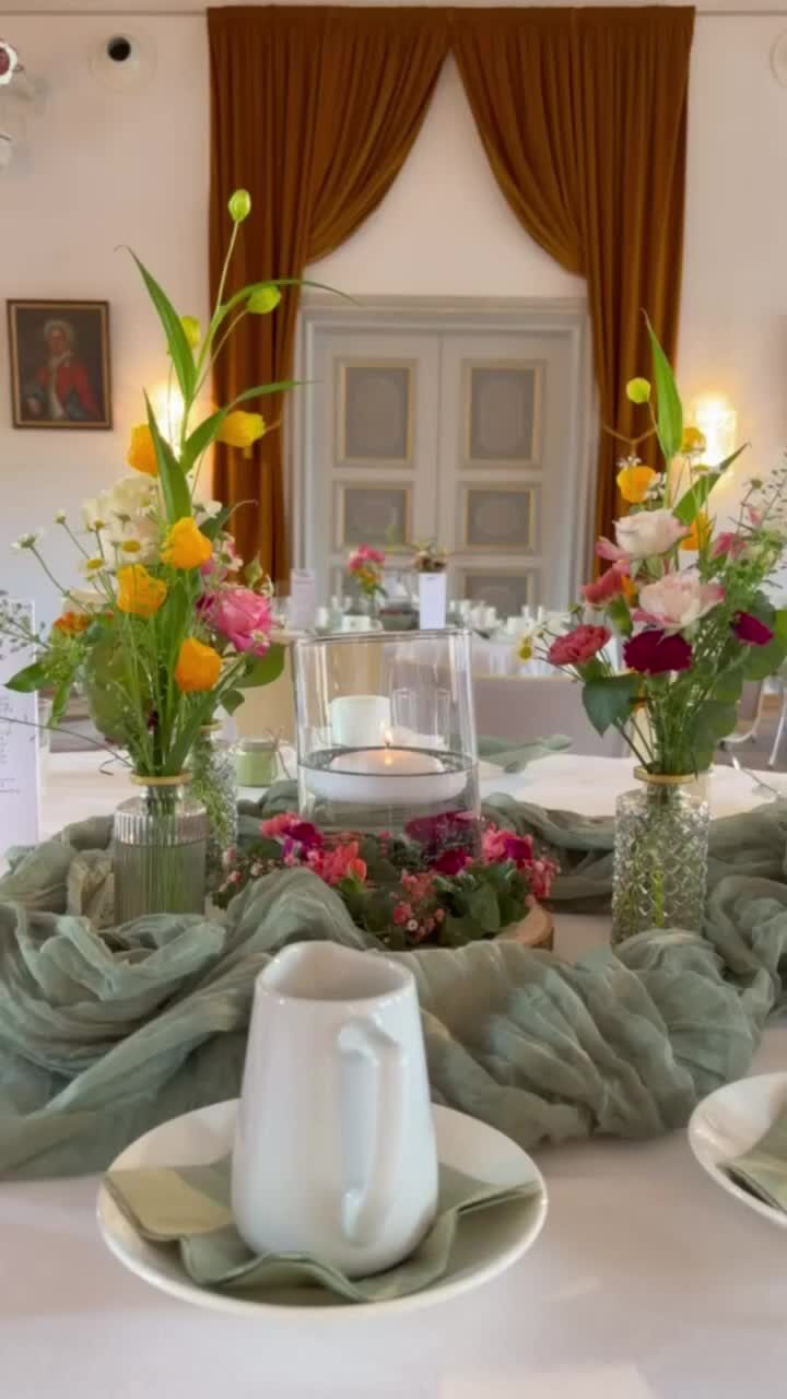 Zwei Menschen, ein Messer, eine Torte.
Was könnte schon schiefgehen.
(Spoiler: gar nichts. Die beiden haben das souverän hingekriegt)
Dieser Moment passiert bei fast jeder Hochzeit bei uns. Er ist einfach immer schön.
Falls ihr auch plant, irgendwann mit einem Messer vor einer Torte zu stehen: Meldet euch. Wir kennen gute Räume dafür.
@schmaus_catering
#hochzeit
#realbride
#weddingvenue
#weddinginspo
#bridetobe