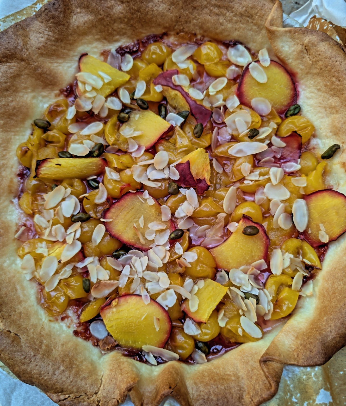 Tarte estivale ☀️
Nectarine mirabelle pistache et amande.
Ingrédients :
1 pâte sablée
1 nectarine
20aine de mirabelles
Quelques amandes effilées et pistaches
2/3 cuillères à café de confiture de framboises
Préparation :
- précuire la pâte au four à 180°c pendant 15min
- préparer les fruits en enlevant les noyaux et en les coupant
- sur la pâte précuite : étaler la confiture, puis placer les fruits et enfin les amandes effilées et pistaches
- faire cuire au four environ 15min à nouveau
Bon appétit ! ☀️
#tarteestivale #mirabelles #nectarine #recettesaine #dieteticiennelyon