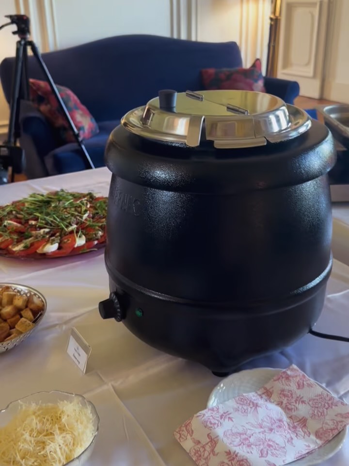 🔥 L’été a déjà commencé non ?
& si c’était le moment pour se retrouver & savourer un bon repas...?
Braseros, BBQ, grillades, salades fraîches & spécialités de saison : tout est réuni pour faire de votre repas ou événement un succès. ☀️🍴
Que ce soit pour un événement d’entreprise, une fête entre amis, un lendemain de mariage ou une réception privée, nous créons des buffets sur mesure qui raviront vos invités avec des saveurs inédites !
📅 Les dates d’été se remplissent rapidement & on compte prendre quelques jours aussi alors vous savez ce qu’il vous reste à faire… car après l’été c’est … l’automne ! 😲
👉 Envie d’un événement gourmand, convivial et sans stress ?
Contactez-nous dès maintenant pour recevoir votre devis personnalisé en fonction de vos envies & réservez votre date.
💬 Pour savoir en commentaire : votre dream soirée en été c’est quoi ?
P.S.: Un petit conseil utile : évitez la sieste dans la piscine… ça rend rouge & piquant, sans sauce 🙄😘
#BuffetÉté #Brasero #BBQ #Traiteur #Summerparty