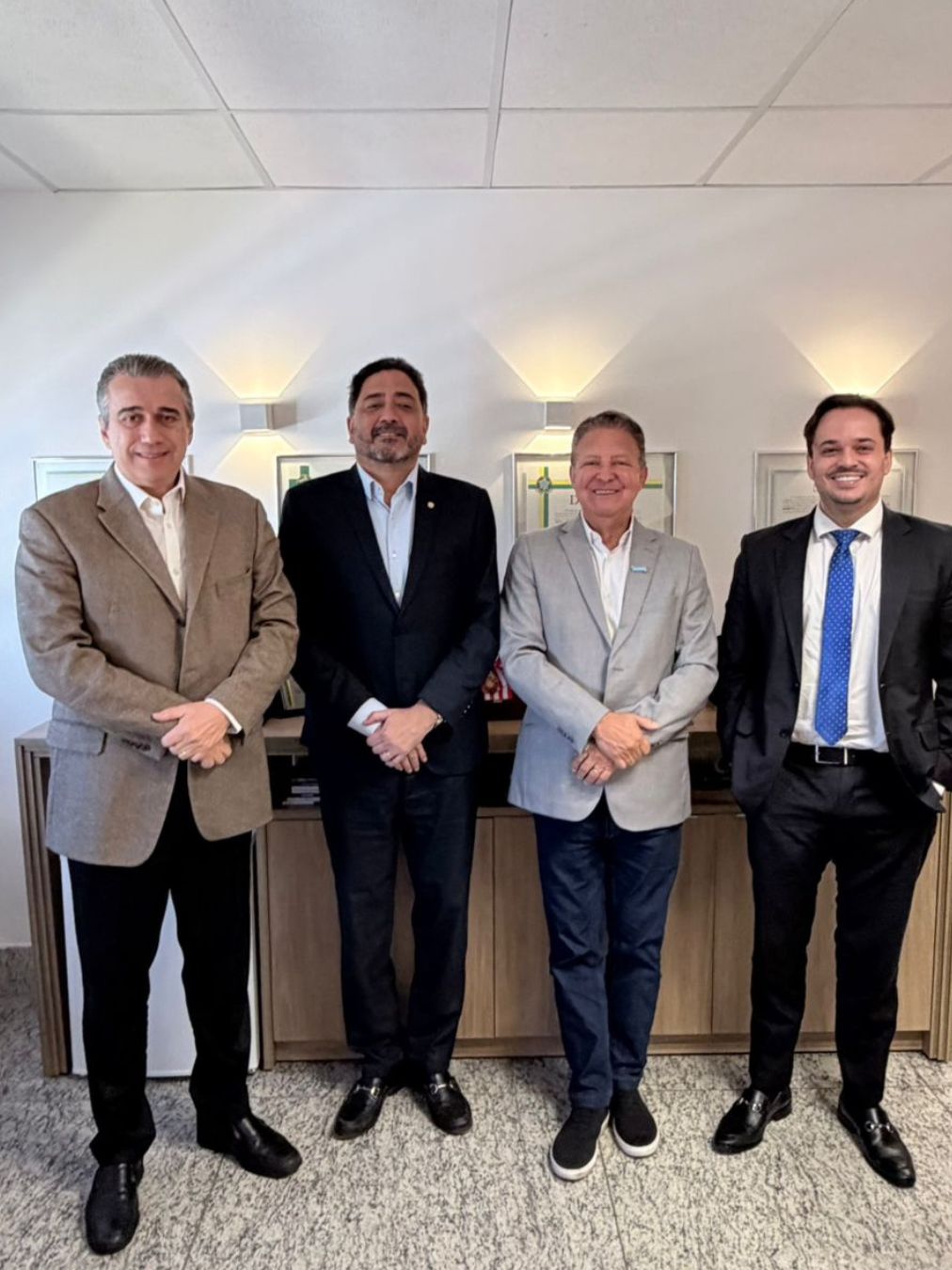 🤝💊Fortalecer o setor farmacêutico é construir oportunidades, gerar empregos e impulsionar o desenvolvimento de Goiás.
Nesta segunda-feira (15), o presidente executivo do Sindifargo, Marçal Henrique Soares, esteve na Assembleia Legislativa de Goiás em reunião com o Deputado Estadual Talles Barreto. O encontro contou ainda com a participação do empresário Eduardo Gonçalves, da Greenpharma, e do advogado tributarista Dr. Lucas Freitas.
A pauta foi marcada pelo diálogo e pela busca de iniciativas que contribuam para o crescimento sustentável da indústria farmacêutica goiana.
O Sindifargo acredita que o desenvolvimento acontece quando todos se unem em torno de um propósito comum: fortalecer a economia e gerar resultados positivos para toda a sociedade.
🚀 Seguimos trabalhando por uma indústria farmacêutica mais forte, competitiva e preparada para o futuro.
#Sindifargo #Goiás #IndústriaFarmacêutica #DesenvolvimentoEconômico #Liderança #Inovação