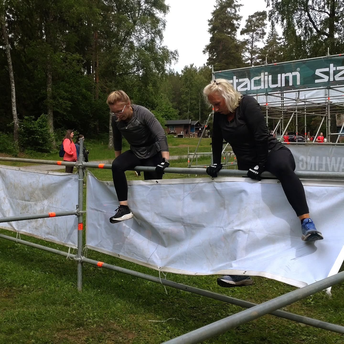 Men alltså vilken förmiddag det blev! 🤩
Vi trodde att vi skulle behöva ta oss igenom dagens hinderbanelopp på Lida i spöregn, men vi klarade oss ifrån det - Lagom till att vi fått i oss en hamburgare var efter loppet så började det duggregna. Tackar högre makter för den tajmingen. Däremot så bangade vi ju inte på hindret "klädsim", så blöta blev vi ändå 😁
Målet för oss var att ta oss igenom loppet hela, men inte rena, och det lyckades vi med. Alla kroppsdelar intakta!
Mamma ballade ur totalt på ett hinder där man skulle ta sig igenom en rad av ringar, och det är oklart om det var hon eller Thoughest officiella fotograf som hade mest kul åt det... 🤭
@toughestrace får 5 av 5 🦄 Får ni möjligheten, KÖR! 💪 Vi var med i det som kallades Xplore, ingen press, bara kul, med möjlighet att skippa hinder utan straffrundor om man inte vill/vågar/kan.