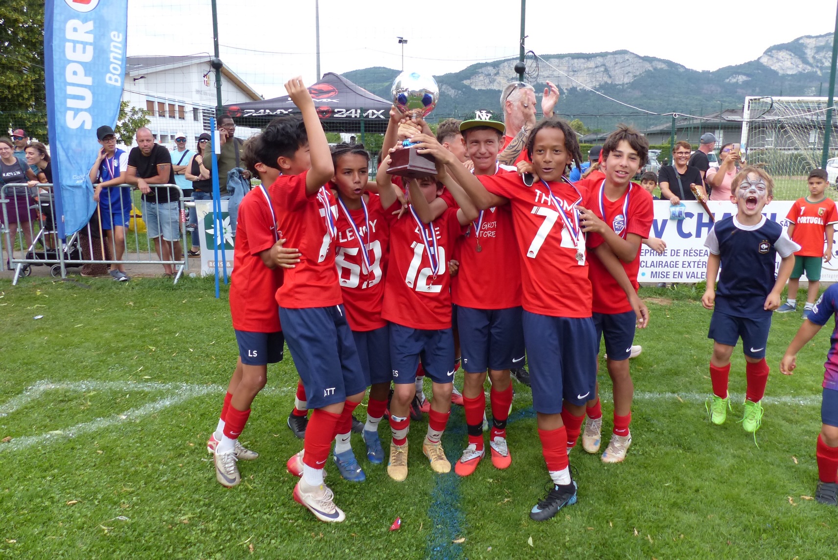 🔵🔴 Tournoi U13 – CS Saint-Pierre 🔵🔴
📸 Retour en images sur une superbe journée de football ⚽
🔥 Un tournoi réussi, avec du jeu, du plaisir et une belle ambiance tout au long de la journée 👏
🏆 Podium :
🥇 CSSP 1
🥈 USF 1
🥉 La Filière 1
👏 Bravo à toutes les équipes présentes pour leur état d’esprit et leur engagement
🙏 Merci aux bénévoles, éducateurs et supporters pour avoir contribué à la réussite de cette journée
Une belle fête du football comme on les aime ! 🔵🔴