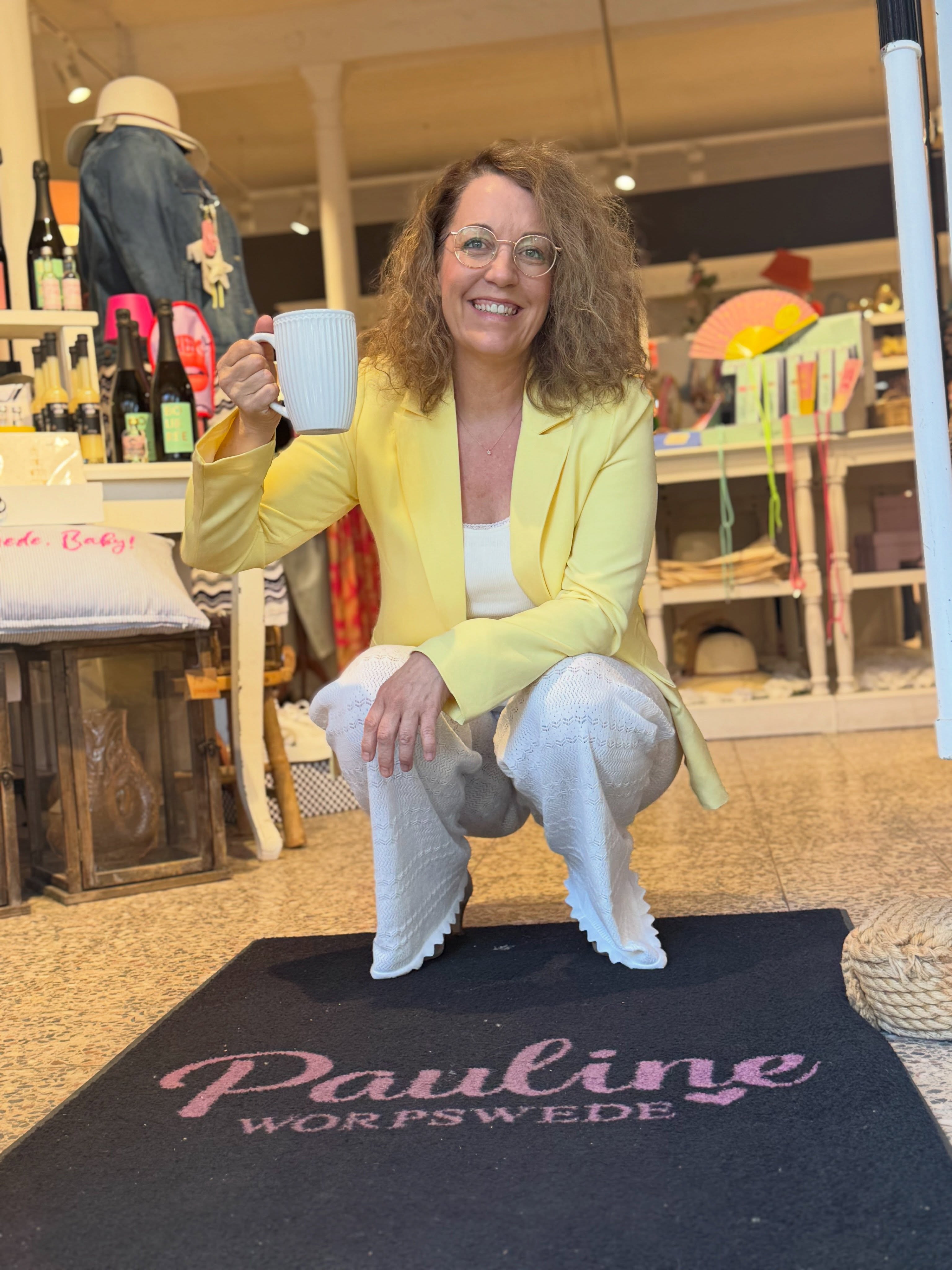 Hoch die Hände, Wochenende! 🩷
Ich starte mit Kaffee aus meinem Greengate-Becher… und du?
Blazer von LOLALIZA, Top und Hose von Oh April. Mehr Plan brauche ich an einem Freitag nicht.
Wir sind das ganze Wochenende für euch da. Sehen wir uns?
📍 Bergstraße 26, 27726 Worpswede
🕐 Mo–So 11–18 Uhr
#paulineworpswede #worpswede #lolaliza #ohapril #wochenende