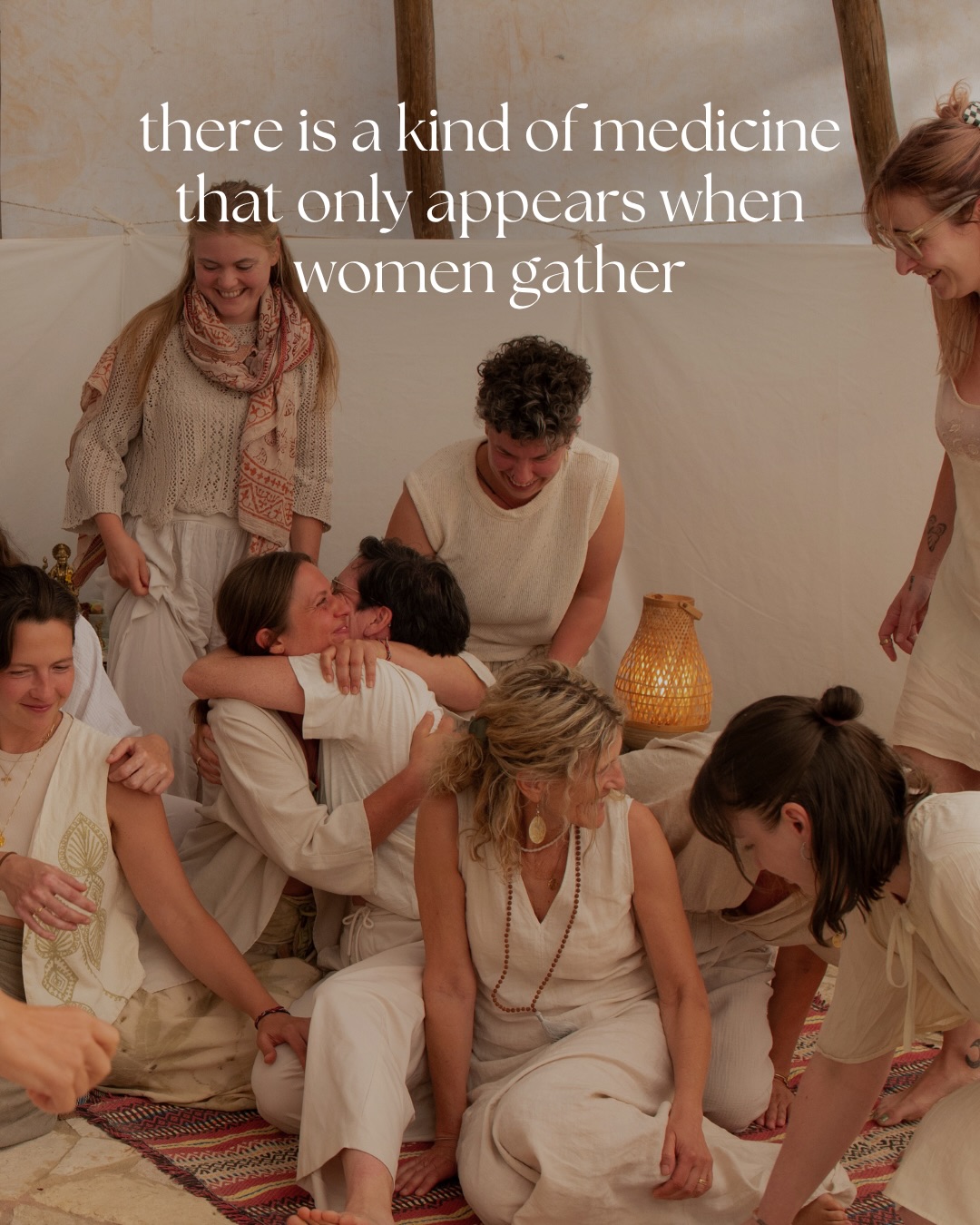 Es gibt eine besondere Art von Heilung, die nur entsteht, wenn Frauen zusammenkommen.
Geschichten, die jahrelang allein getragen wurden, finden einen Ort, an dem sie landen dürfen.
Der Druck, funktionieren zu müssen, fällt sanft von uns ab.
Die eigene Intuition wird wieder leichter hörbar.
Verletzlichkeit wird zu Stärke.
Umarmungen dauern länger.
Und irgendwo dazwischen erinnern wir uns daran, dass wir nie dafür bestimmt waren, das Leben allein zu meistern.
________
Auch eineinhalb Wochen nach unserem Women’s Retreat klingt genau das noch nach. ✨
Danke an jede Frau, die mit ihrer Offenheit, ihrem Mut und ihrer Präsenz diesen besonderen Raum mitgestaltet hat. ♥️ We celebrate you so so much!
Der Termin für unser nächstes Women’s Retreat 2027 steht bereits fest! 🌞
Wenn du nächstes Jahr dabei sein magst, kommentiere den Post mit ‚Retreat‘ oder schreib uns eine DM mit ‚Retreat‘💛!
Wir freuen uns auf DICH 🌹
📷 @caro.delin