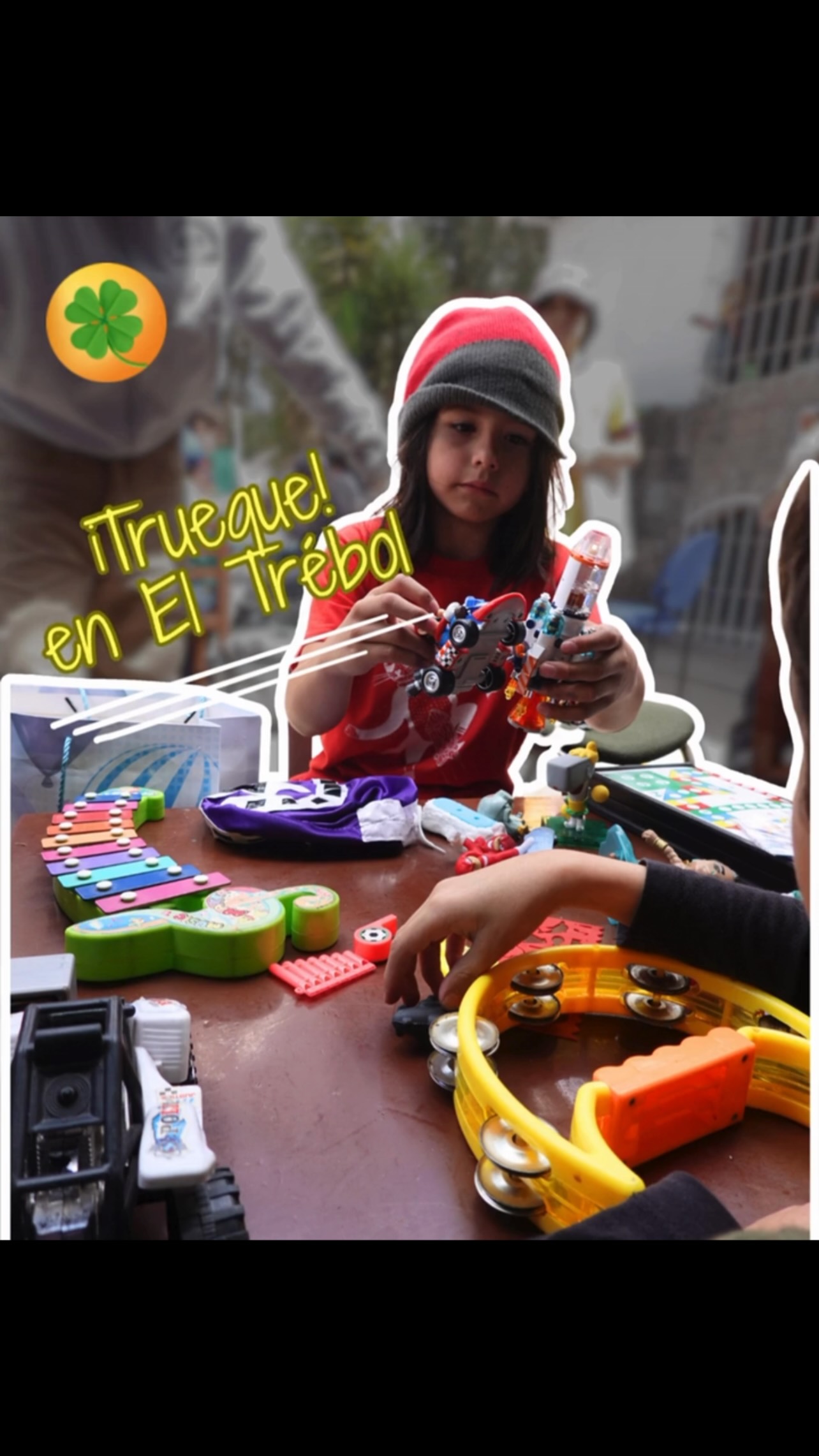 🌿 ¡Reviviendo la magia de nuestra Feria de Trueque!
Este viernes 12 de junio vivimos un encuentro maravilloso en El Trébol Montessori.
Nuestras familias y estudiantes se reunieron para darle una segunda vida a juguetes, ropa,
libros y más tesoros.
Lo más hermoso de esta jornada fue que el dinero no tuvo lugar; nuestro único mediador
fue la reciprocidad. ¿Por qué el trueque es parte de la filosofía Montessori?
Más allá de ser una actividad ecológica y divertida, el trueque pone en práctica principios
fundamentales de nuestra metodología:
La interconexión de la vida: La filosofía Montessori nos enseña que todos estamos
interconectados. A través de lo que llamamos “Educación Cósmica”, los niños comprenden
cómo todos los elementos del universo y los seres humanos dependen los unos de los otros.
El trueque hace tangible esta red de apoyo. Colaboración en lugar de competencia: Maria Montessori advertía que educar para la competencia fomenta el conflicto. Al intercambiar nuestros objetos desde el desapego y la generosidad, demostramos que un entorno de colaboración es la verdadera base para educar para la paz.
Construcción de comunidad: Creemos profundamente en la construcción de comunidad.
Espacios como este nos permiten encontrarnos, practicar el respeto mutuo y fortalecer los
lazos que nos unen como familia extendida.
#ElTrébolMontessori #FeriaDeTrueque #Comunidad