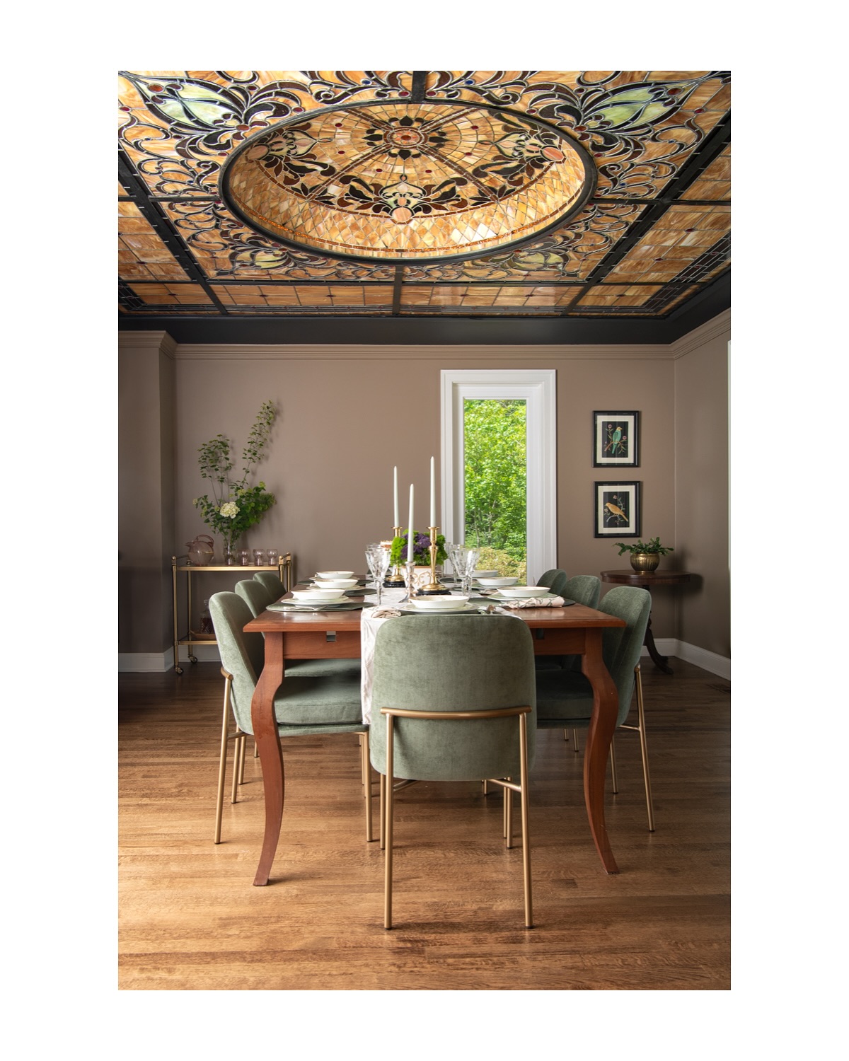 Yesterday I shared the South River home’s kitchen with a little glimpse of this insane dining room, and YES that’s a stained glass ceiling for those asking. I love it. Let’s let it remind us all not to be boring.
design: @taylorhartdesign
photography: @laura_visioni