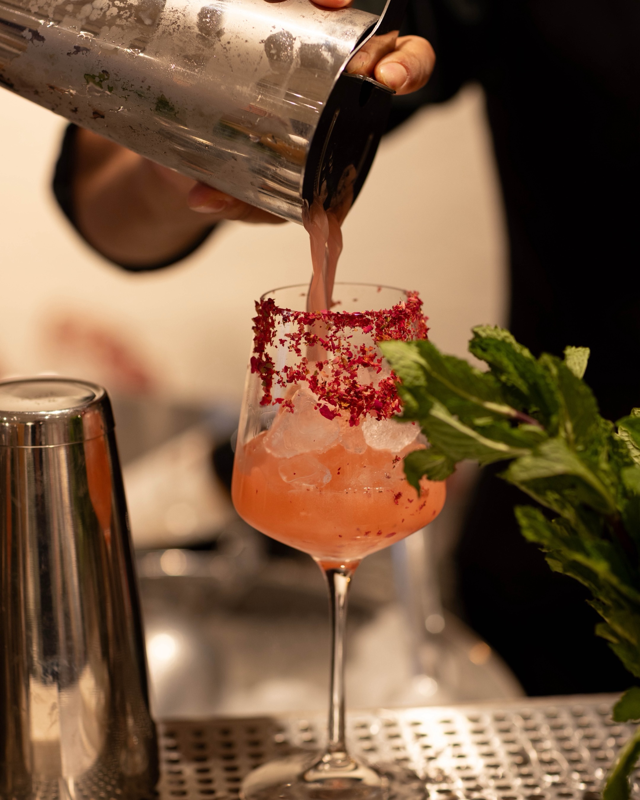Custom cocktail service for the launch of the new @GreenRow x @NYBG collection. Inspired by the collaboration, we created a bespoke floral cocktail featuring notes of rose, lychee, raspberry, citrus, and sparkling water (@loonenwater) for a refreshing sip🌹 🍹 🌼
📸 @businessofhome @katia_repina