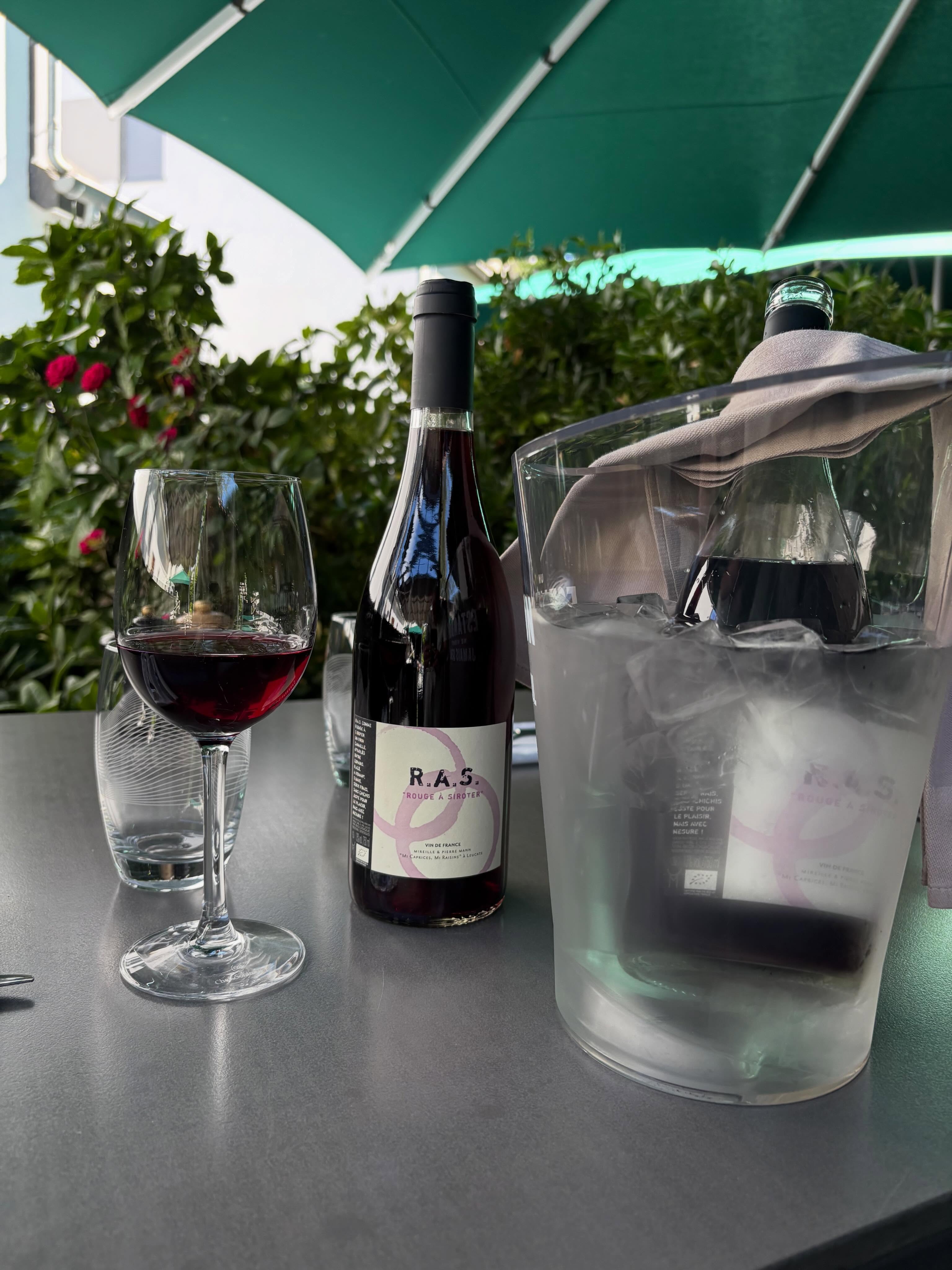 Il n’y a pas que le vin rosé qui se boit sur glace en terrasse, en suggestion le rouge à siroter dans vos deux établissements Au P’tit Max. Un rouge à siroter un brin canaille attablés entre amis ou copains autour d’un carpaccio de bœuf ou d’un filet américain, ce vin qui se sert frais est avenant, suave et sans chichis pour le plus grand des plaisirs mais évidemment avec toutes mesures !