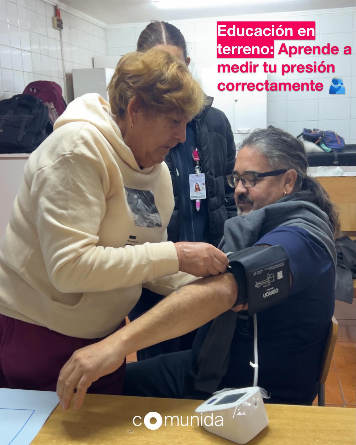 La salud comunitaria comienza con la prevención y la información correcta. 🩺✨
Hoy queremos destacar la gran labor de las internas de Enfermería Comunitaria de la Pontificia Universidad Católica de Chile, quienes han desarrollado un material técnico, claro y práctico para nuestra comunidad.
Saber medir correctamente la presión arterial es una habilidad vital para el autocuidado y la prevención.