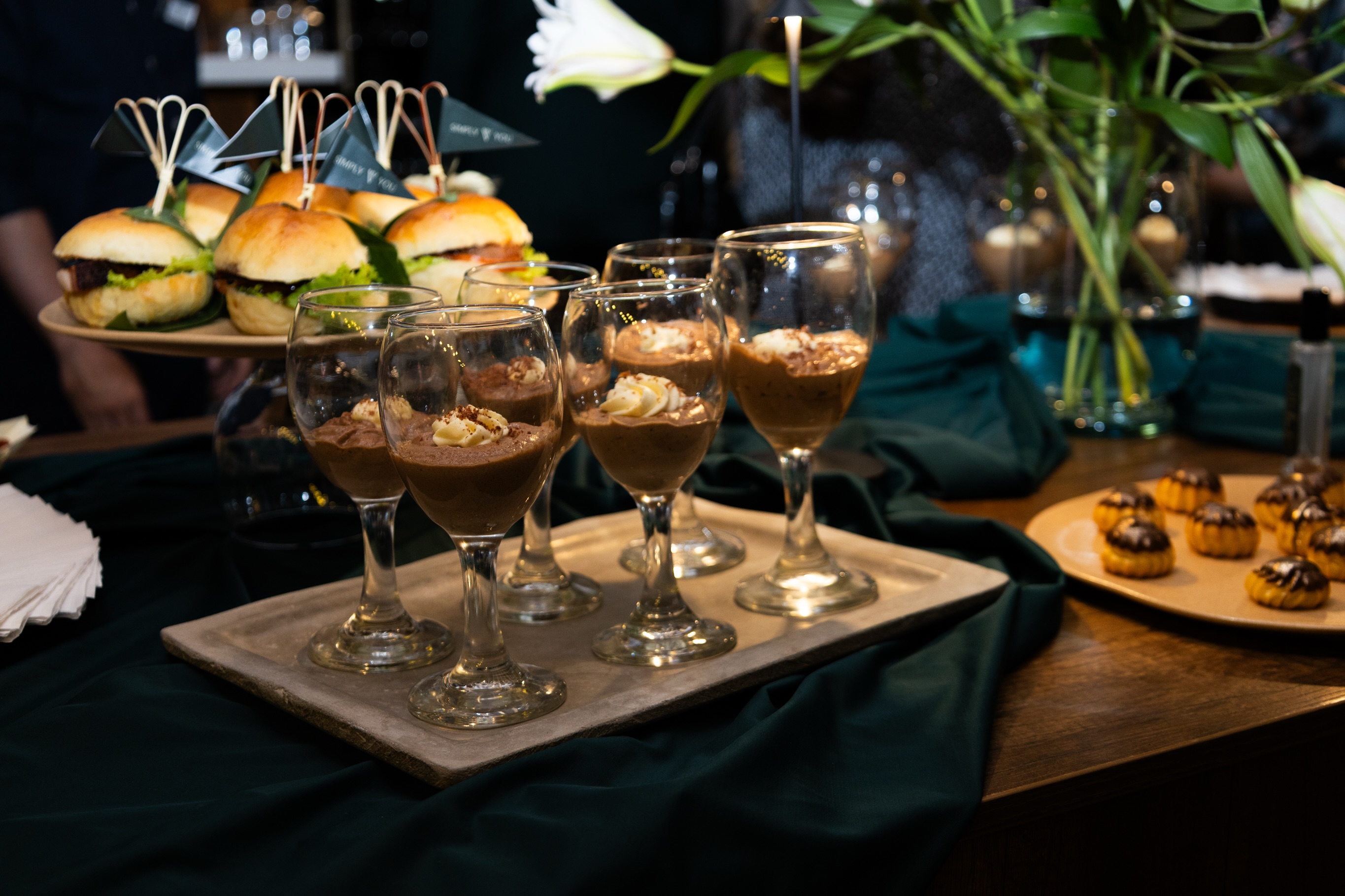 🍷Aniversario de @vgrandhotels
📌 Nota completa en Bloggaleriadearte.com
Hay hoteles que sirven para dormir y otros que nacen con el propósito de transformar la experiencia del viajero. Ese es el caso de V Grand Hotel Medellín, que se encuentra celebrando su primer año bajo el prestigioso sello de Radisson Individuals (Choice Hotels).