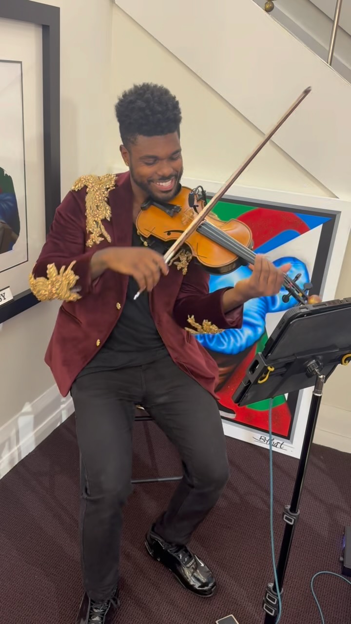@eddybogaert007 Solo Art Show x @edwardwhardy 👨🏼🎨🎻🗽
A wonderful evening at Art Central El Dorado Galleria. Thanks for having me be a part of your exhibition, Eddy! It was a pleasure sharing music alongside your incredible artwork!🎨🎻
@maroon5 #GirlsLikeYou
#contemporaryart #artwork #violinist