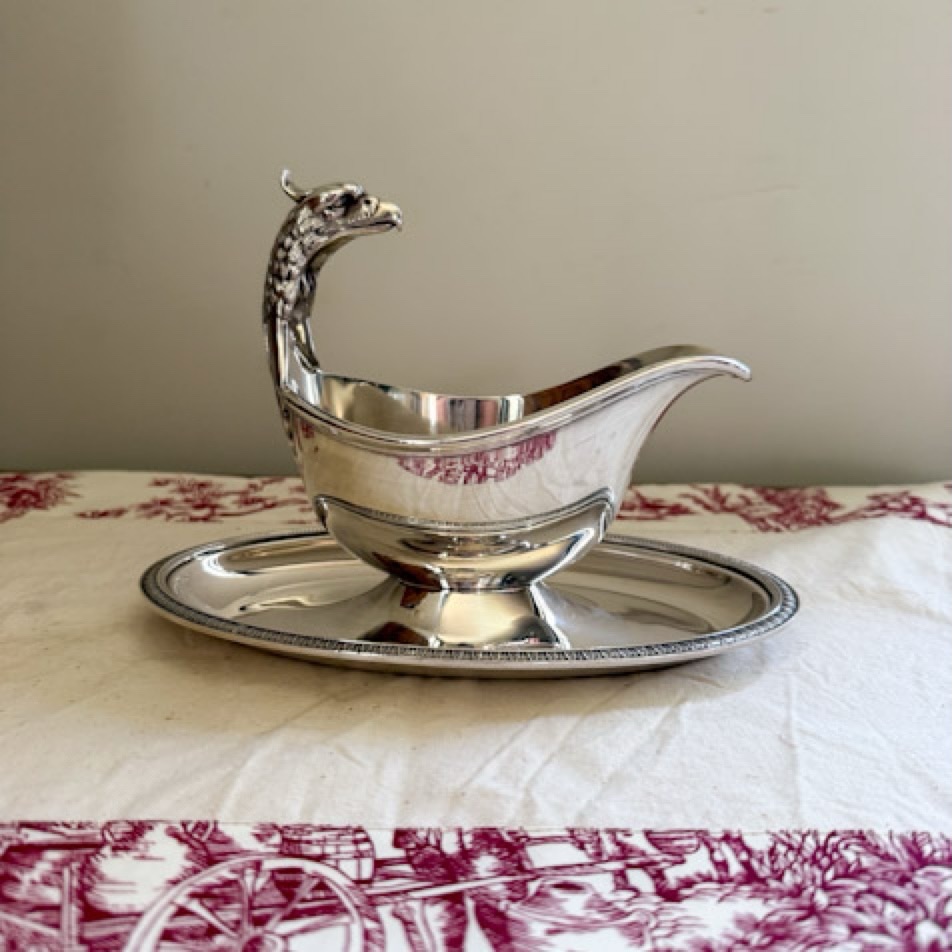 ❌vendu❌Magnifique saucière de l’iconique modèle Malmaison en métal argenté.
Saucière sur dormant fixe prise à tête d’aigle.
Longueur dormant : 23 cm
Hauteur à la tête d’aigle : 16 cm
Poids :736 grammes
En bel état,poinçons Gallia et Christofle au revers .
🛒 prix et disponibilité dans la boutique en ligne.
#christofle #argenterie #saucière #malmaison #artdelatable🍽