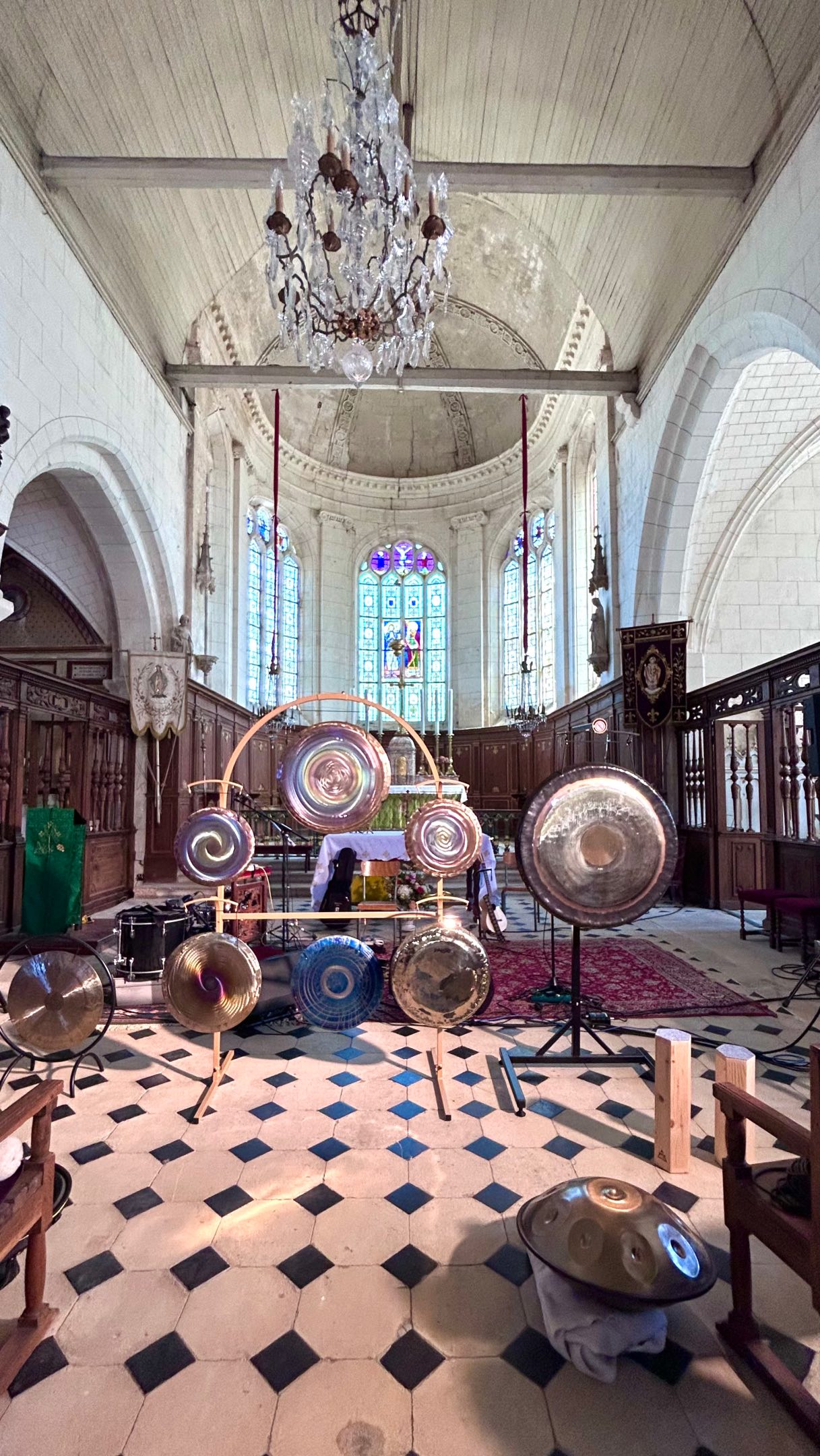 BAIN de GONGS✨au pays de Racine et Dumas !
À l’occasion du @baleine_festival de La Ferté-Milon les gongs de Soundyoga ont fait vibrer les voûtes de l’église Notre-Dame.
Pratiquer dans ce lieu chargé d’histoire, berceau de Jean Racine et terre chère à Alexandre Dumas, apporte une dimension presque éternelle au son. Un immense MERCI au public venu nombreux pour cette immersion entre ciel et terre et aux organisateurs de ce festival insolite dédié au cinéma.
C’est pour ces moments de partage et de communion que nous aimons tant cette voie du son. 🙏❤️
À très vite pour de nouveaux voyages vibratoires devant le château de Pierrefonds !
💎photos & vidéos @lowey.jg
@soundyoga.fr
#baindegongs #immersionsonore #soundyogacompiegne #festival