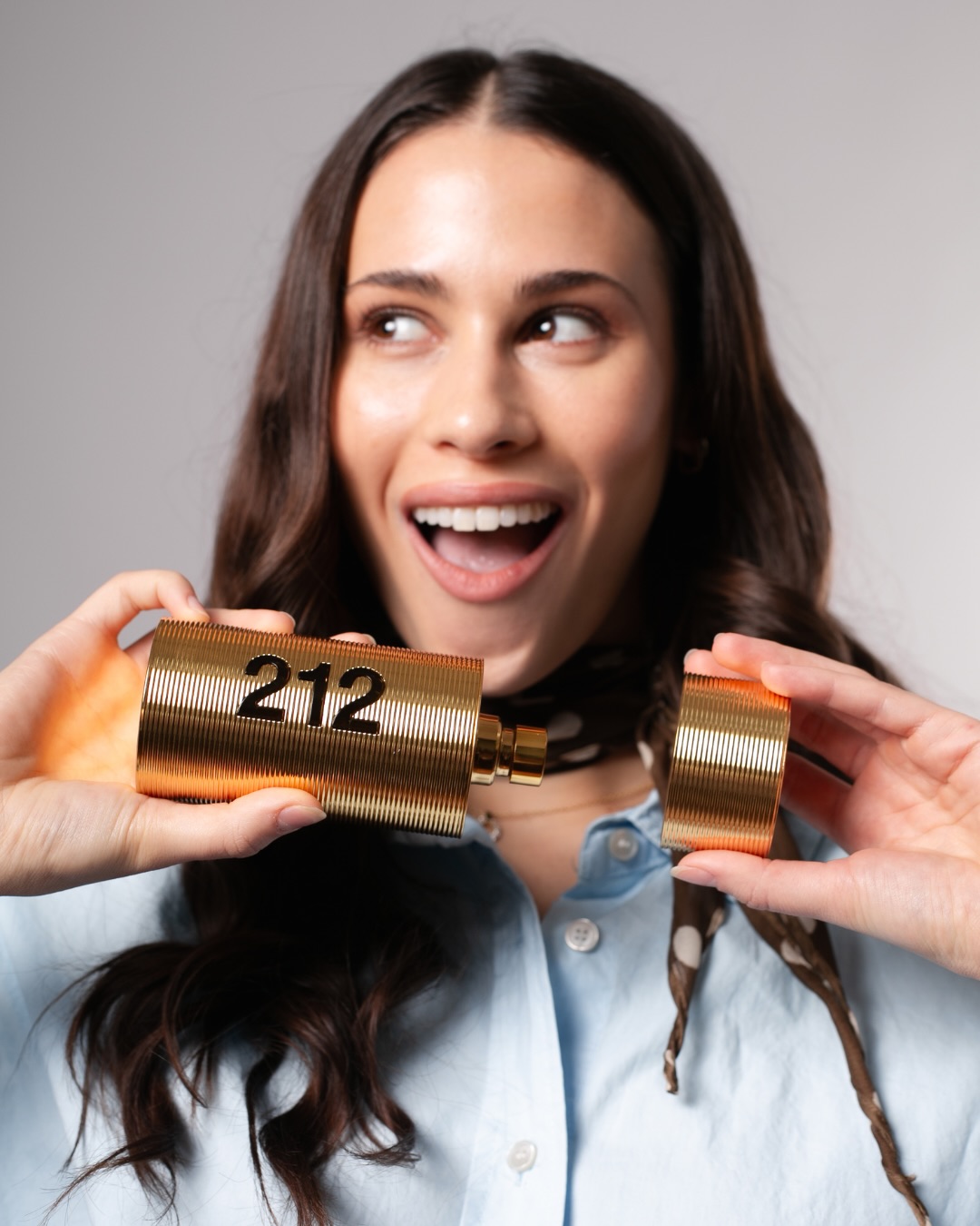 Creadores de contenido para el Día del Padre en
@parfumerie_arg.
Como parte de la campaña para el Día del Padre,
desarrollamos un shooting junto a creadores de contenido que compartieron, desde su propia experiencia, el vínculo con sus padres y el regalo elegido para celebrar la fecha.
Una propuesta que combinó estrategia de contenidos,
construcción de marca y relatos para conectar desde un lugar más humano y amplificar el alcance de la campaña.