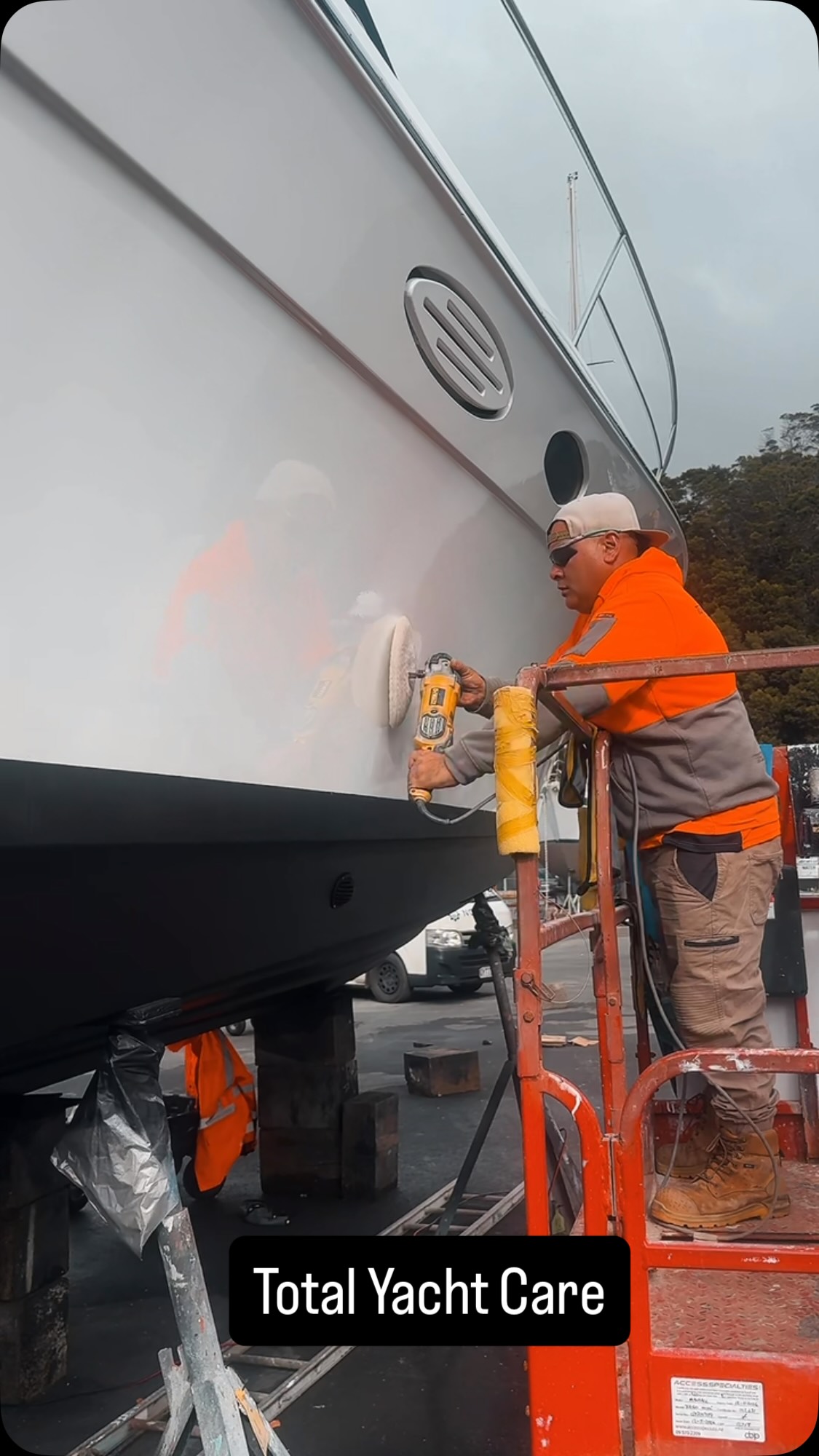 The team completing a polish 🧽 #bayofislandsnz #totalyachtcare #boatmaintenance #yachtlife #boatcare