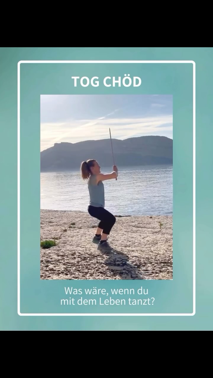 💃WAS WÄRE, WENN DU MIT DEM LEBEN TANZT,
statt gegen es anzukämpfen?
💪KENNST DU DAS: DU KÄMPFST GEGEN
Angst, Schmerz, Veränderungen,...
...Gegen das, was gerade ist.
😴DU GIBST DEIN BESTES.
Und trotzdem kostet es unglaublich viel Kraft.
❓️WAS WÄRE, WENN DU AUFHÖRST ZU KÄMPFEN?
Wenn du lernen dürftest, dem Leben zu vertrauen?
Wenn Stärke nicht Härte bedeutet, sondern Präsenz?
🗡️DER TIBETISCHE SCHWERTTANZ TOG CHÖD LÄDT DICH EIN,
deinen Emotionen zu begegnen statt gegen sie anzukämpfen.
💗WENN DU AUFHÖRST ZU KÄMPFEN,
können Vertrauen, Mitgefühl und Lebensfreude wachsen.
💃WAS WÄRE, WENN DU MIT DEM LEBEN TANZT,
statt gegen es anzukämpfen?
🗡️😍🗡️😍🗡️😍🗡️😍
ERLEBE DIE POWER VON TOG CHÖD AM WORKSHOP
mit Olivier A. Maillard @oamaillard @lubang.ch
Wann: Fr, 26. Juni 2026, 9.30 - 17.00 Uhr
Wo: GZ Zürich Seebach.
Weitere Infos via Tog Chöd-Link in der Bio.
MELDE DICH GERN VIA DM BEI MIR.
Ich freu mich von Herzen auf dich.
🗡️😍🗡️😍🗡️😍🗡️😍
💌“Wie fühlt sich dein Leben gerade an?
Nach Kampf oder im Fluss.“
Ich freu mich, wenn du es in den Kommentaren mit uns teilen magst.
❓️🤔❓️🤔
WAS IST TOG CHÖD?
🗡️Tog Chöd ist ein sehr kraftvoller, dynamischer Schwerttanz.
🧘🏽♂️Tulku Lobsang Rinpoche, ein hoher buddhistischer Meister aus Tibet,
hat Tog Chöd in den Westen gebracht.
🙏Die Praxis hilft uns, von Ängsten aus der Vergangenheit und Erwartungen an die Zukunft loszulassen. Wir stärken unsere Präsenz im gegenwärtigen Moment.
🪷Wut wird zu Kraft, Angst zu Vertrauen. Unser Geist wird klar und mitfühlend.
💗Aus einem friedvollen Herzen werden wir zu Schöpfern unseres Lebens.
#tulkulobsang
#togchöd
#tibet
#yogazürich
#meditation
TOG CHÖD
LU JONG
YOGA
MEDITATION
ACHTSAMKEIT
RUHE
BALANCE
STILLE
GELASSENHEIT
WEISHEIT
MITGEFÜHL
LIEBE
TRANSFORMATION