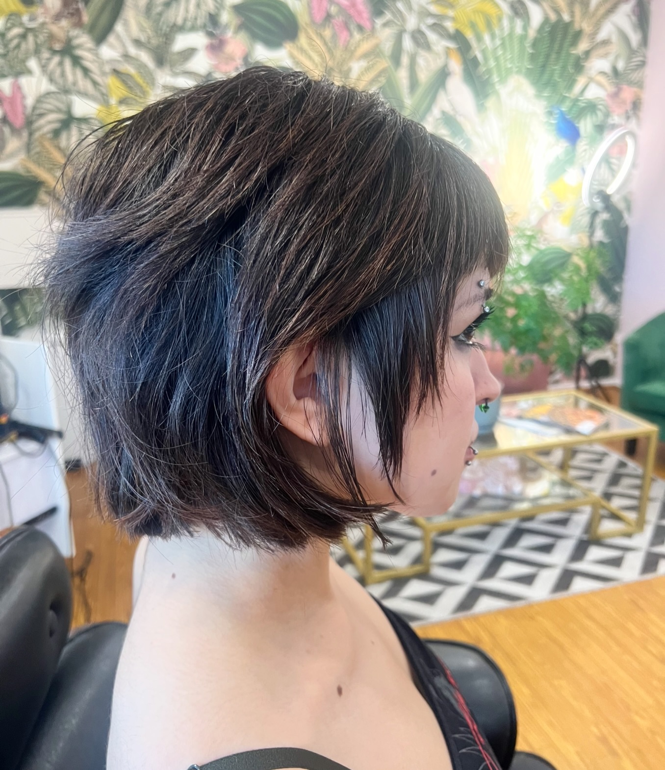 It’s all in the styling 🖤
.
A layered bob can have many different forms, but can always project cute, playful, sexy, sophisticated cool.