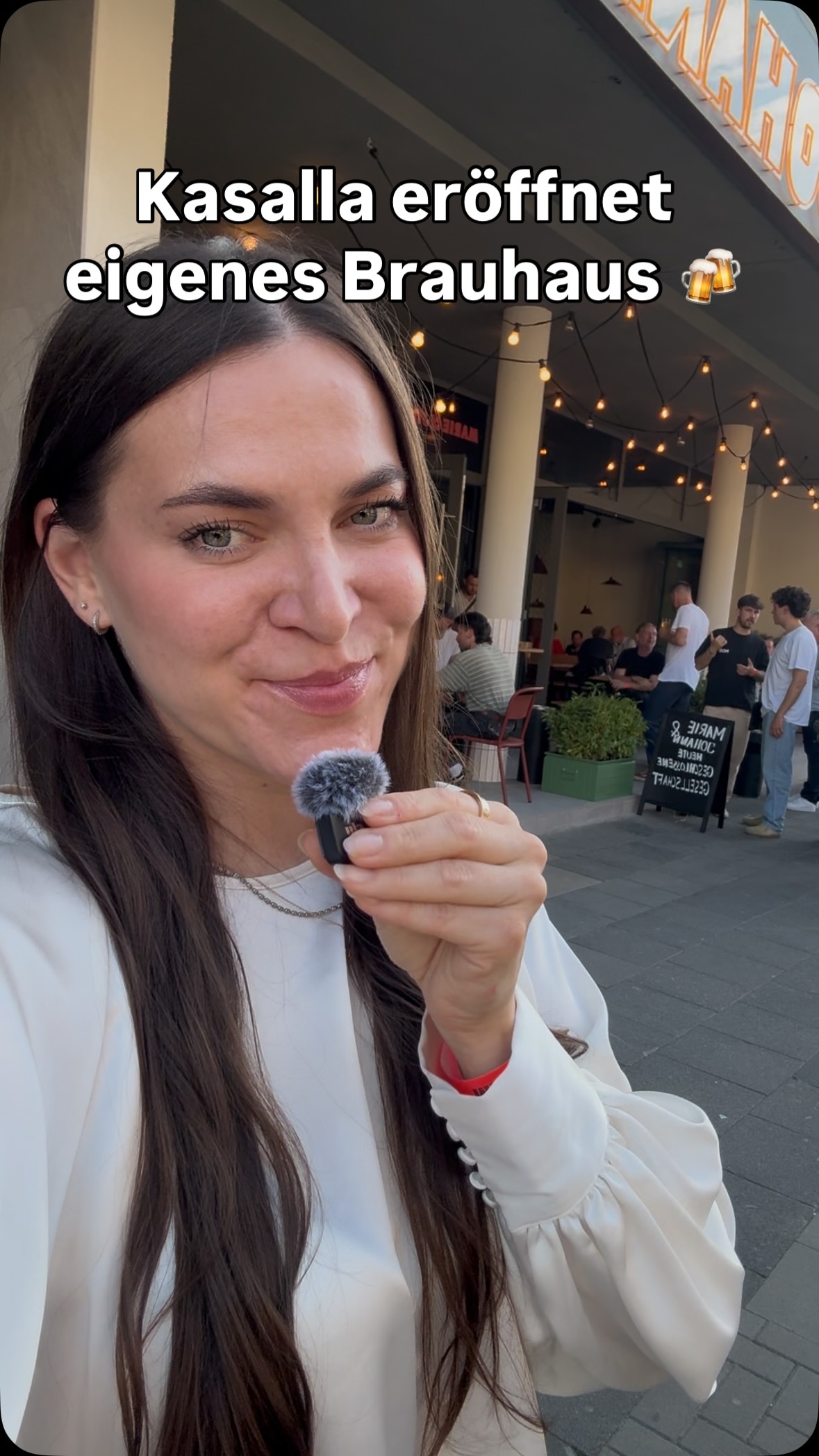 Neuer Spot in Köln 👀🍻
Köln hat ein neues Brauhaus! @kasallamusik hat ihr eigenes Brauhaus @marieundjohannbrauhaus eröffnet und ich war dabei 🎉.
Hinter dem Projekt stehen Kasalla, ihre Managerin und der Gastronom vom Johann Schäfer. Entstanden ist ein modernes Brauhaus mit viel Holz, warmem Licht, offener Küche und einer eigenen Bühne für Lesungen, Comedy und Konzerte.
Was ich spannend finde: Kasalla wollte hier bewusst kein Fan-Museum schaffen. Stattdessen sind überall kleine Easter Eggs versteckt. Wer sie finden will, muss genau hinschauen.
Und jetzt die wichtigste Frage: Soll ich das Essen testen? 😏
#Kasalla #marieundjohann #opening #koeln brauhaus