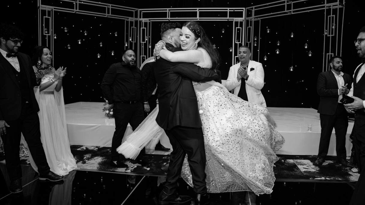 One for the dance floor 🥂🪩
Mayra and Hemal’s night in full party mode.
Couple: @alexandra_kapowski @hem_kryptonian
Photo & Video: @ruiz.films
Venue: @hrhcancunofficial
DJ: @millsjames_weddings
Entertainment: @producciones_arteum
Glam: @bloombylmnt
Deco: @zunigadecocancun
#RuizFilms #WeddingReception #LuxuryWedding #SouthAsianWedding #weddingparty