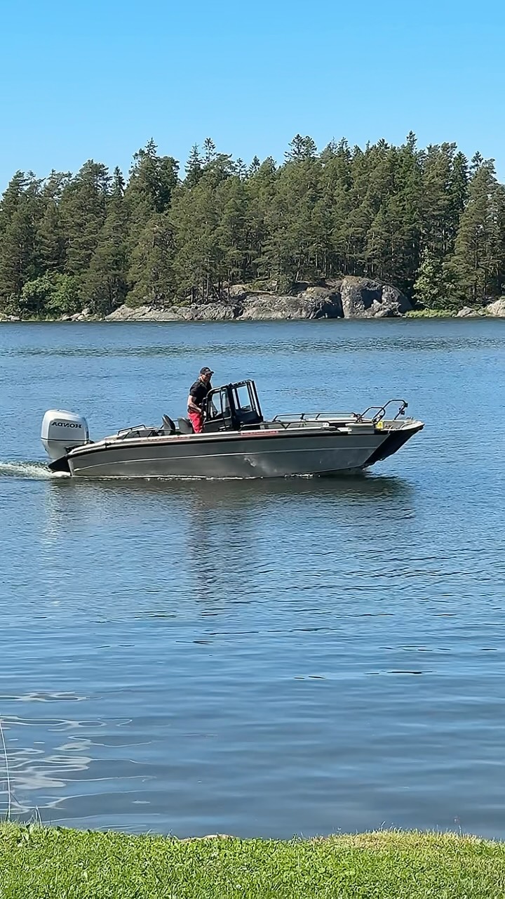 Behöver du båttaxi under midsommaren? ☀️🚤
SeaSport finns till förfogande även under midsommarhelgen! Oavsett om du behöver transport till stugan, holmen, gästhamnen eller hem igen hjälper vi gärna till – tryggt, smidigt och enligt våra möjligheter.
📞 0445349937
Hör av dig i god tid så försöker vi hitta en lösning.
🌸 Trevlig midsommar önskar SeaSport!
⸻
Tarvitsetko venetaksia juhannuksena? ☀️🚤
SeaSport palvelee myös juhannuksen aikana! Jos tarvitset kuljetuksen mökille, saareen, vierasvenesatamaan tai takaisin mantereelle, autamme mielellämme mahdollisuuksiemme mukaan.
📞 0445349937
Ota yhteyttä hyvissä ajoin, niin katsotaan teille sopiva kuljetus.
🌸 Hyvää juhannusta toivottaa SeaSport!
#seasport #visitpellinge #pellinki #pellinge #porvoonsaaristo