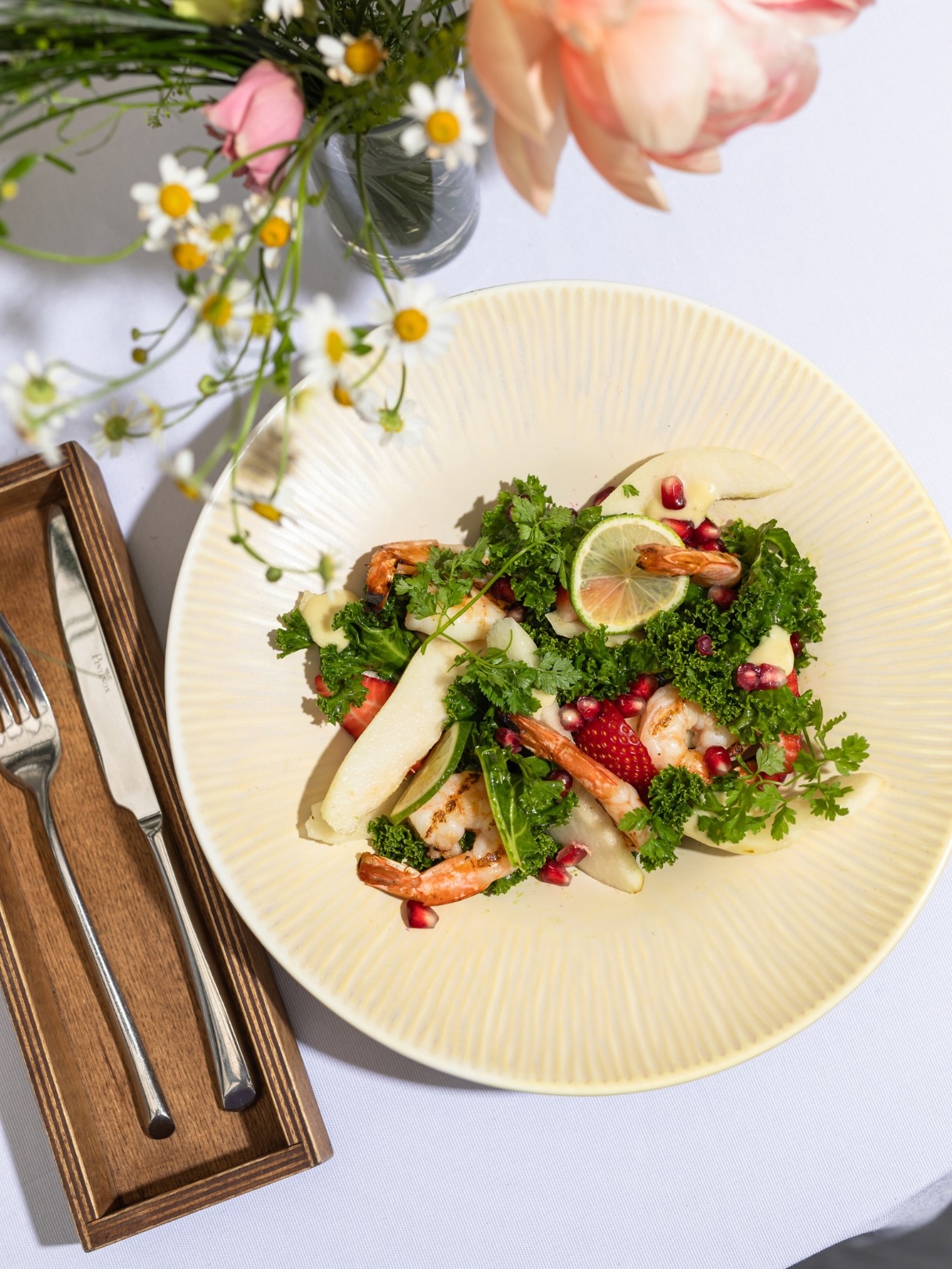 Kai norisi kažko gaivaus, lengvo, bet tikrai ne nuobodaus — grás vasaros meniu salotos. 🥗✨
Trys skirtingi deriniai, kuriuos jungia vaisiški akcentai, šviežumas ir vasarai pajūryje artimi skoniai:
• Krevečių ir kriaušių salotos — krevečių lengvumas, kriaušių saldumas ir kale kopūstų bei braškių išraiškingas duetas.
• Burrata sūrio salotos — švelni burrata, sultingi kumato pomidorai, uogų gaiva ir riešutų tekstūra.
• Rūkytos antienos salotos — sodresnio charakterio derinys su rūkyta antiena, apelsinu, daržovėmis ir riešutais.
Būtent saulėtą dieną @restoranas_gras terasoje šie vasaros skoniai atsiskleidžia ryškiausiai! 🌿