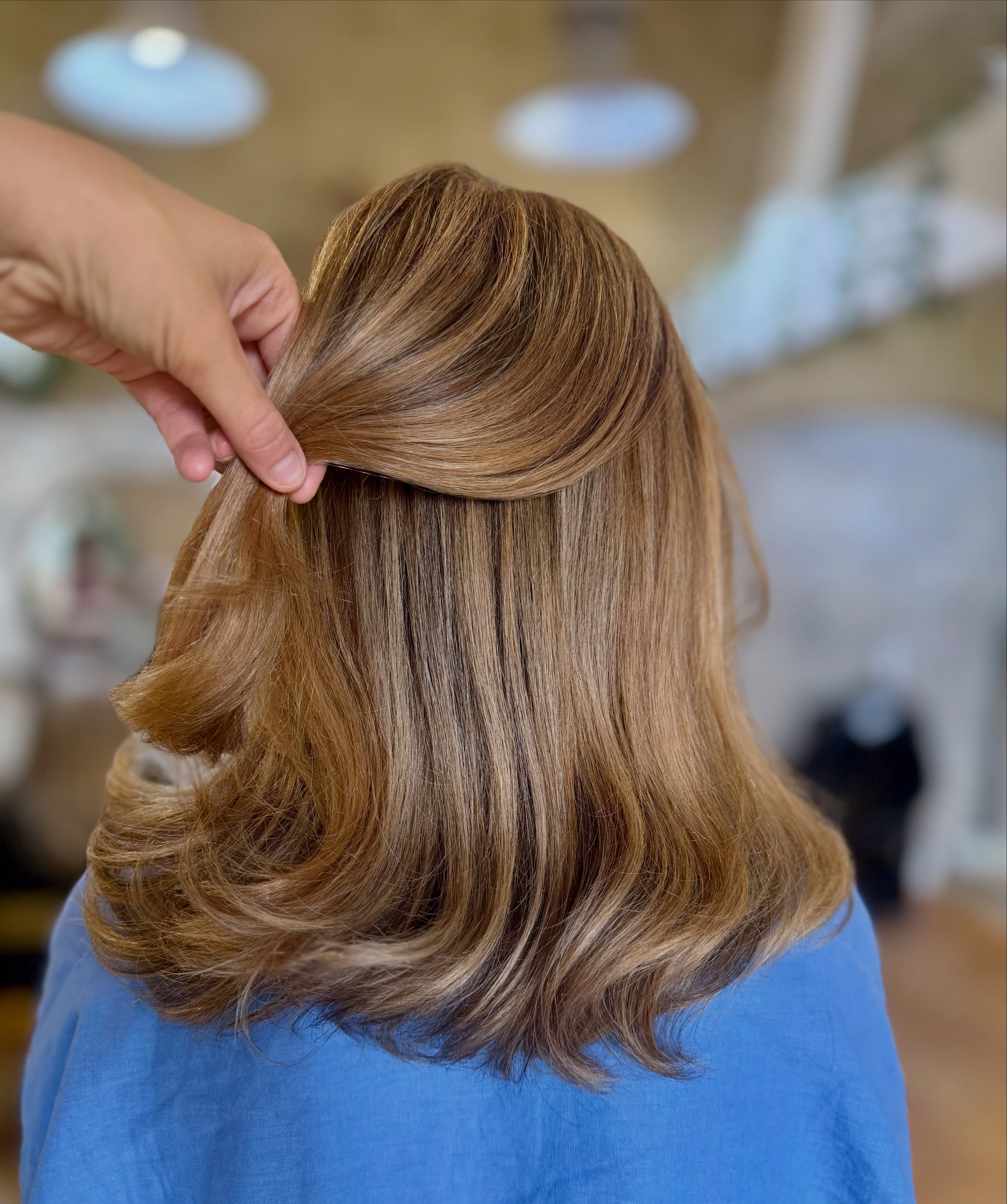 Understated luxury 🤎
Multi-tonal bronde, mirror-like shine, and healthy hair that catches the light from every angle.
#bronde #multitonal #wellamce