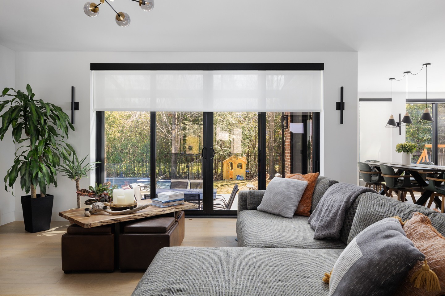 Une vue à encadrer, une lumière à filtrer
De la fenêtre à la porte-patio, on habille toutes vos ouvertures vers l’extérieur sur mesure : lumière filtrée, intimité préservée, vue dégagée sur la cour.
Réservez votre consultation gratuite. 📲
#designinterieurmtl #decormontreal #habillagefenetremtl #toilessurmesure #amenagementinterieur #mtlblinds