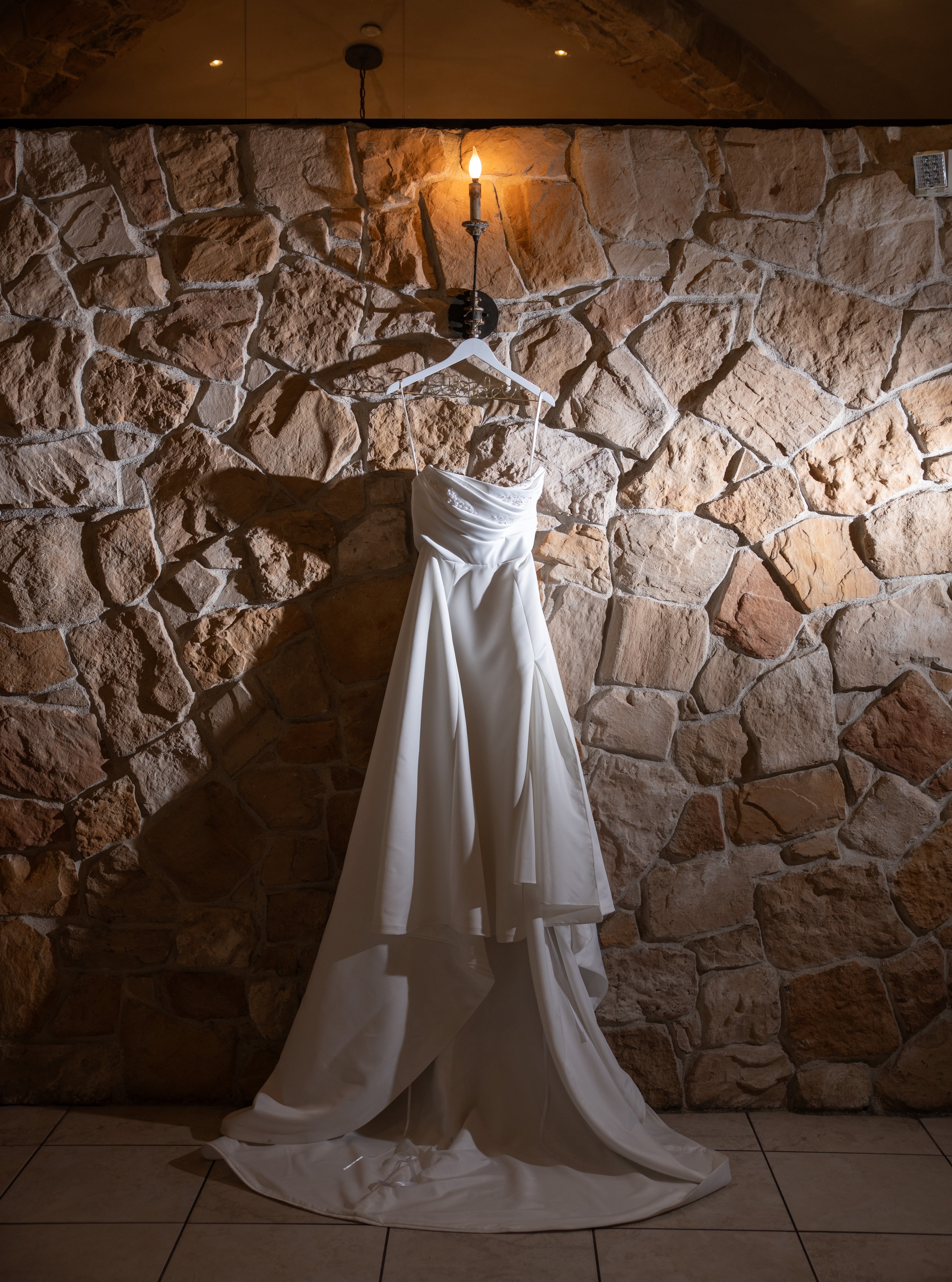 "We love seeing our couples' details come to life in every corner of the venue. From the glow of the sconces to the rustic stone walls, even the dress gets its own spotlight. ✨🤍"
📸 @bellagala @clairelarisaphoto
#baldoriaonthewater #coloradovenue #weddingvenue #weddingday #bridaldress #bride #2026wedding
