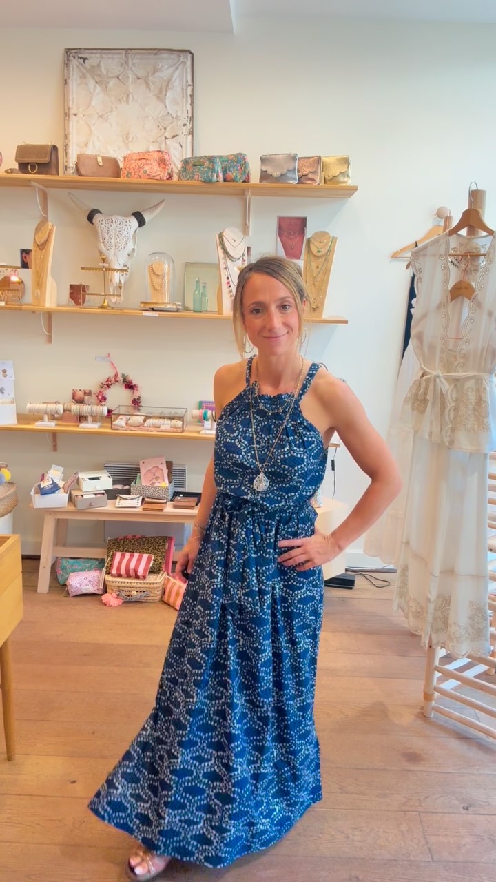 Vous aimez? 💜
Voici une sélection de looks pour cette semaine de grande chaleur ☀️. Au programme: des robes fluides et légères et un ensemble blanc tout en broderies en coton et lin. Attention les stocks sont très limités, certaines tailles manquent déjà. En revanche, nous sommes en ventes privées donc la plus part des modèles ont de jolies promotions. À très vite!
#looksété #lookoftheday #robes #robesété #filledavrilboutique