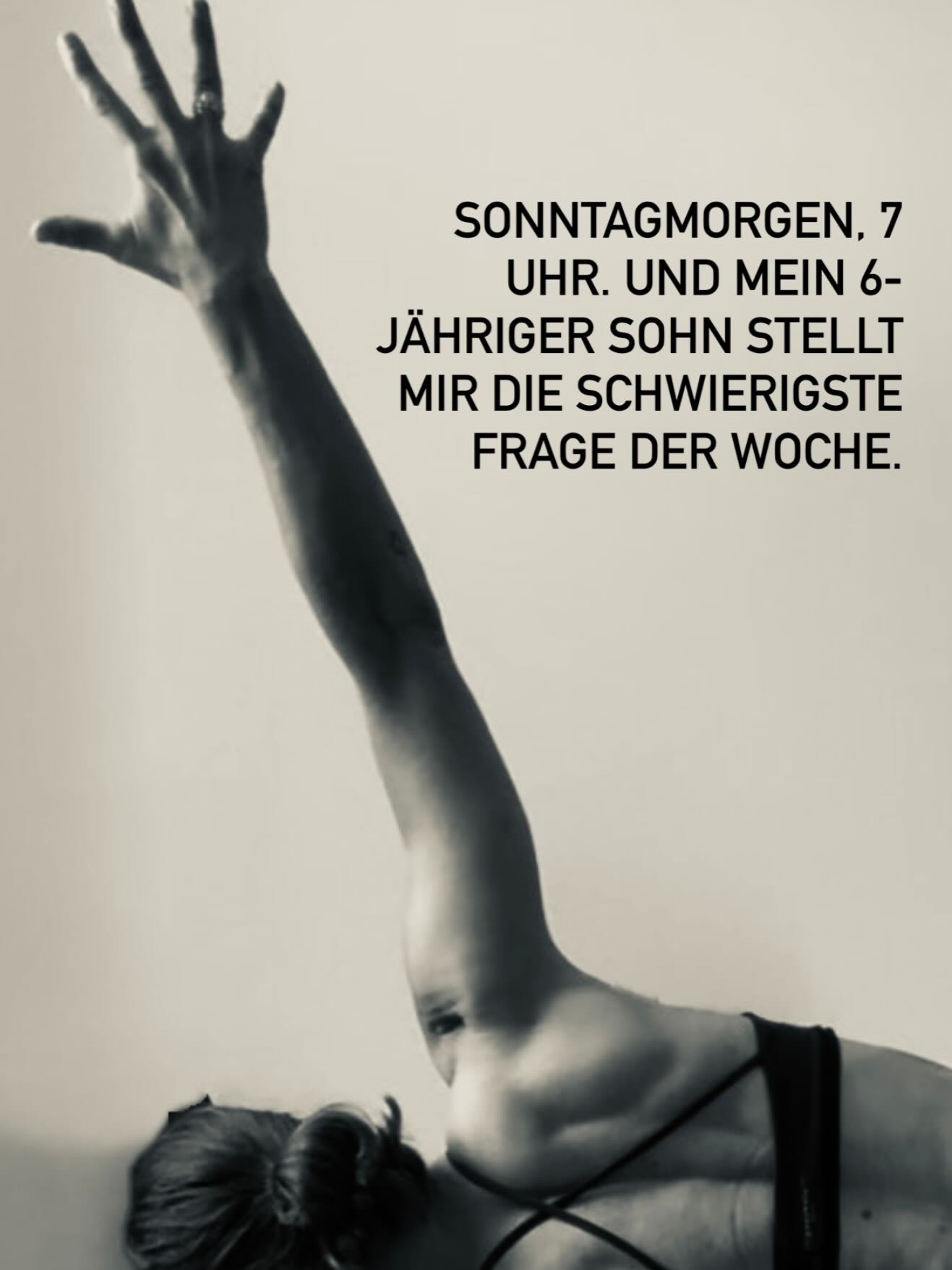 „Mama, warum verdient ein Bauarbeiter weniger Geld als ein Arzt? Der muss mit einem Bagger fahren. Das ist sicher mega schwer!“
Diese Frage stellte mir mein 6-jähriger Sohn am Sonntag um 7 Uhr morgens.
Ich war noch im Pyjama. Kaffee hatte ich auch noch keinen.
„Gute Frage, mein Schatz. Ich versuche es zu erklären.“
Und so saß ich – wie so oft – mit einem Blatt Papier am Küchentisch und versuchte aufzuzeichnen, wie unsere Welt momentan funktioniert. Dass manche Berufe ein langes Studium erfordern, viel Verantwortung tragen und deshalb oft besser bezahlt werden.
Mein großer Sohn mischt sich ein:
„Aber lernen kann man doch bald auch mit KI.“
Guter Punkt.
Andere Diskussion.
Bitte vorher Kaffee.
„Mama, was ich noch nicht verstehe: Warum bekommt man für Arbeit mit dem Kopf mehr Geld als für Arbeit mit den Händen? Und warum verdienen Lehrer weniger? Und zu was zählt eigentlich deine Arbeit?“
Ich merke, wie ich selbst nachdenken muss.
Wie erkläre ich das?
Und vor allem: Was möchte ich vermitteln?
Also erzähle ich von Wirtschaft, von Steuern und von Wertschöpfung. Ich zeichne Geldsäcke wie in Donald Duck und erkläre, dass Einkommen oft davon abhängt, wie viel Geld mit einer Tätigkeit verdient werden kann.
Und dass meine Arbeit aus Kopf, Händen und Herz besteht.
„Das finde ich blöd“, sagt er schließlich.
„Baggerfahren ist schwer. Und meine Lehrerin ist die Beste. Das ist ungerecht.“
Ich lächle.
„Das ist die Welt, wie sie momentan funktioniert. Wenn wir möchten, dass sie anders funktioniert, müssen wir sie verändern. Jeder mit dem, was er gut kann.“
Was von diesem Gespräch hängen bleibt, wird sich zeigen.
In diesem Moment kommt mein Mann verschlafen ins Zimmer.
„Guten Morgen. Na, was macht ihr gerade Schönes?“
Und ich denke mir:
Nur einen ganz normalen Sonntagmorgen ❤️
#mindset
#personaldevelopment
#parenting
#bewusstsein
#lifelessons