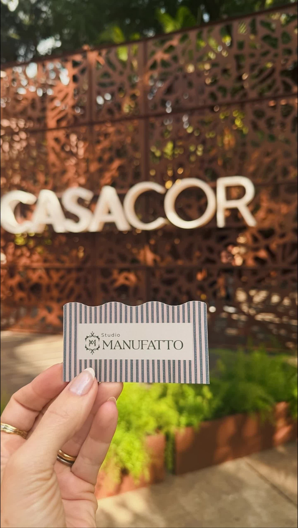 Um olhar Manufatto pela CASACOR 2026.
A CASACOR deste ano convida a desacelerar o olhar e perceber como os espaços podem acolher, emocionar e traduzir personalidade.
Vimos o clássico dialogando com o contemporâneo, materiais carregados de memória, um maximalismo elegante e uma presença marcante de cores (principalmente tons profundos de burgundy e marsala), estampas e texturas em combinações cheias de identidade.
Selecionamos alguns dos detalhes que mais tocaram nosso olhar — inspirações vindas desse refúgio para o belo.
#cabeceiradecama #cabeceirasdecama #cabeceira #casacor #casacorsp