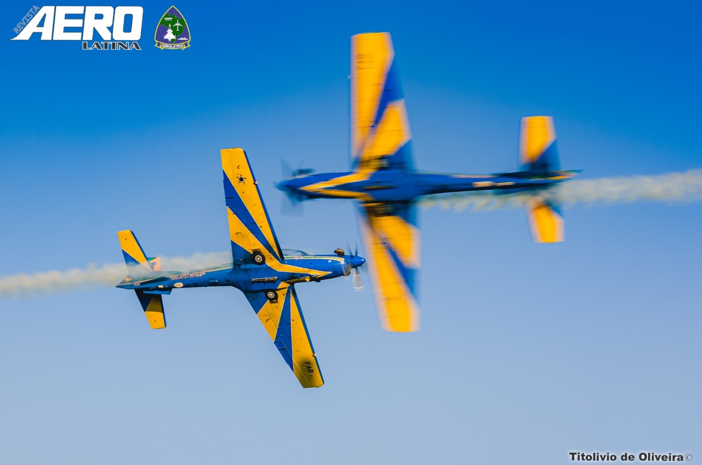Cruzamento das aeronaves 5 e 6 da Esquadrilha da Fumaça durante o AeroFest na cidade de Leme-SP.
#aviation #aviationphotography #esquadrilhadafumaça #brasil