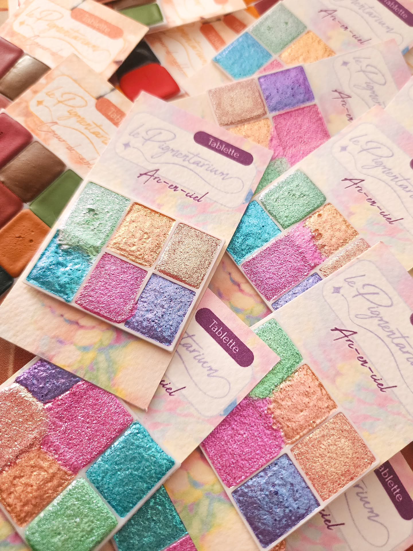 C'est l'heure des derniers préparatifs pour le marché ce week-end ! 🌈 ✨
J'espère que vous serez au rendez vous, j'ai bien charbonné malgré la chaleur de mon appart bouilloire pour vous apporter un maximum de nouveautés !
Je boucle les derniers sac et je me mettrais en route demain matin pour arriver à l'heure là plus chaude et aller direct faire la sieste ahahah🫠
J'ai hâte de vous retrouver ❤️
Rendez-vous samedi dès 10h au Bastille Design Center pour @bandedecreateurs DANS le 11eme, à Paris
Vous venez ? 😎☀️