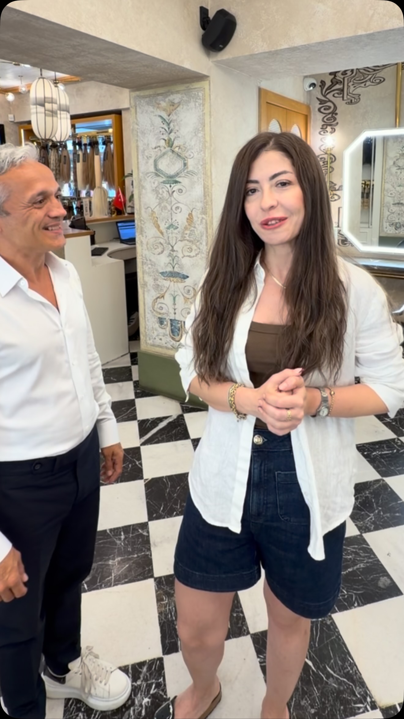 Bu bir 2 yıllık yolculuk hikayesi.
Misafirimiz 2 yıl önce ince telli saçlarla başladı.
Bugün 250 adet mikro kaynak ile hem boy hem hacim kazandırdık.
Saç kesimi + Sedat Biga Saç Bakımı Ritüeli uygulandı.
Peki 2 yılda ne değişti? Kendisi anlatıyor:
“Kendi saçlarım kaynak altındayken uzadı. Yıpranmadı, aksine olgunlaştı.
Çünkü işlem doğru, saçlar doğru , bakım düzenli.”
Gördüğünüz bu saç: Sadece yıkanmış kurutulmuş . Şekillendirme yok.
250 adet kaynak var ama görünmüyor.
2 Yıl → 250 Mikro Kaynak → Kendi Saçı Uzadı → Sıfır Zarar görmedi .
Bilgi ve rezervasyon için DM ya da WhatsApp‘tan bize ulaşabilirsiniz.
👉 +90 533 776 64 74 👈
.
.
.
#sedatbiga #mikrokaynak #medikalkaynak #saçbakım